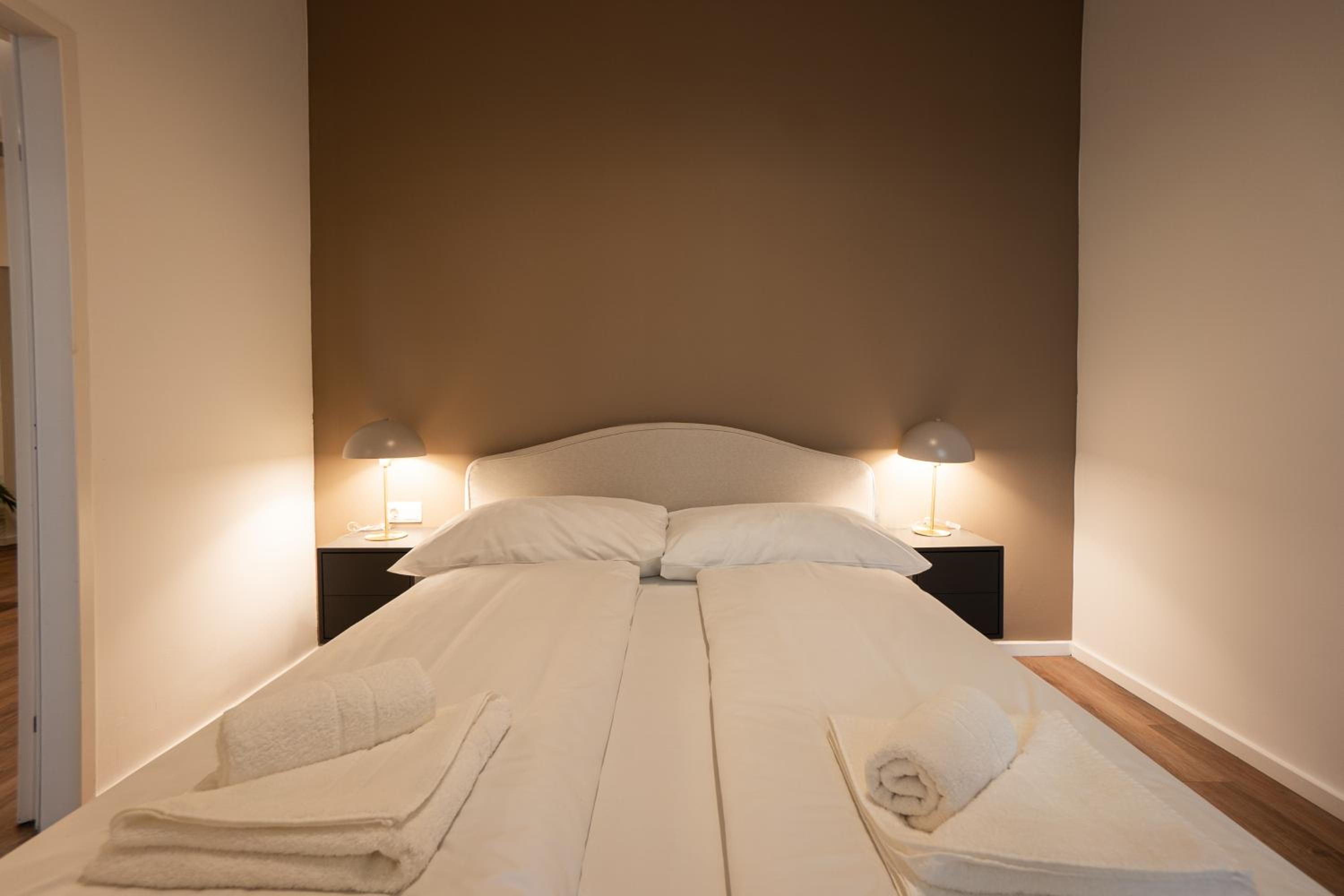 Stylish apartment with dedicated working space and super king-size bed located between city centre and Donau river