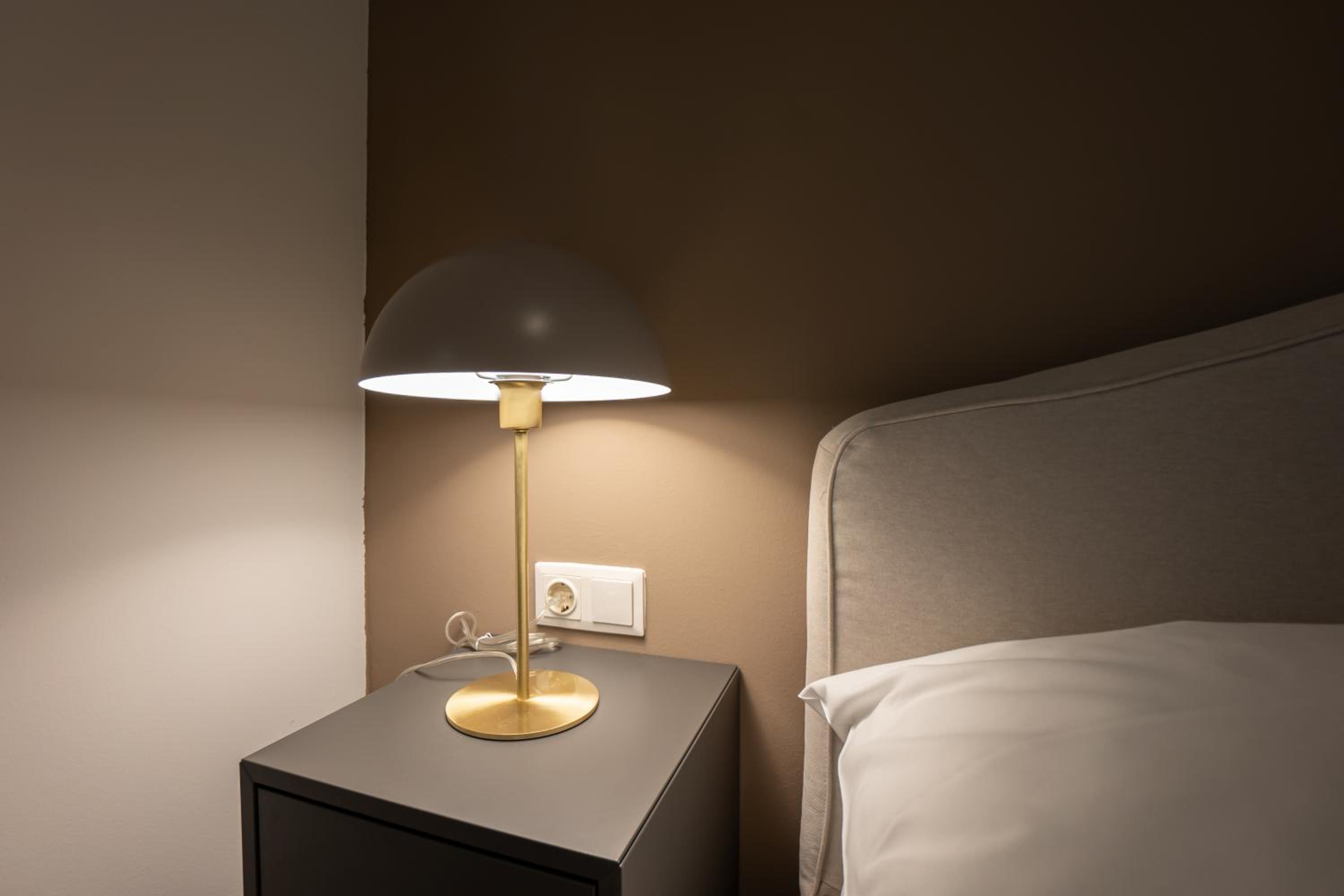 Stylish apartment with dedicated working space and super king-size bed located between city centre and Donau river