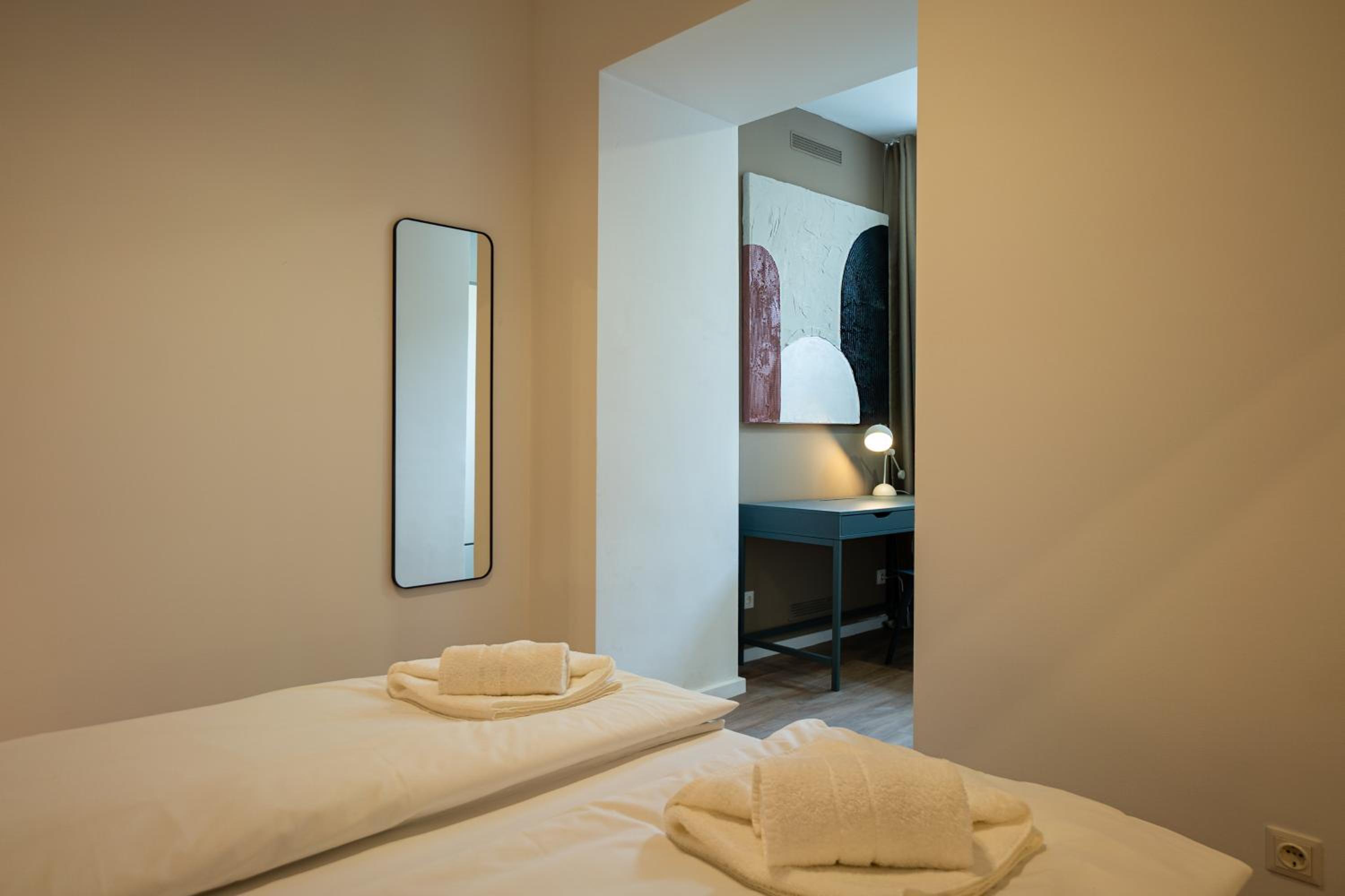 Stylish apartment with dedicated working space and super king-size bed located between city centre and Donau river