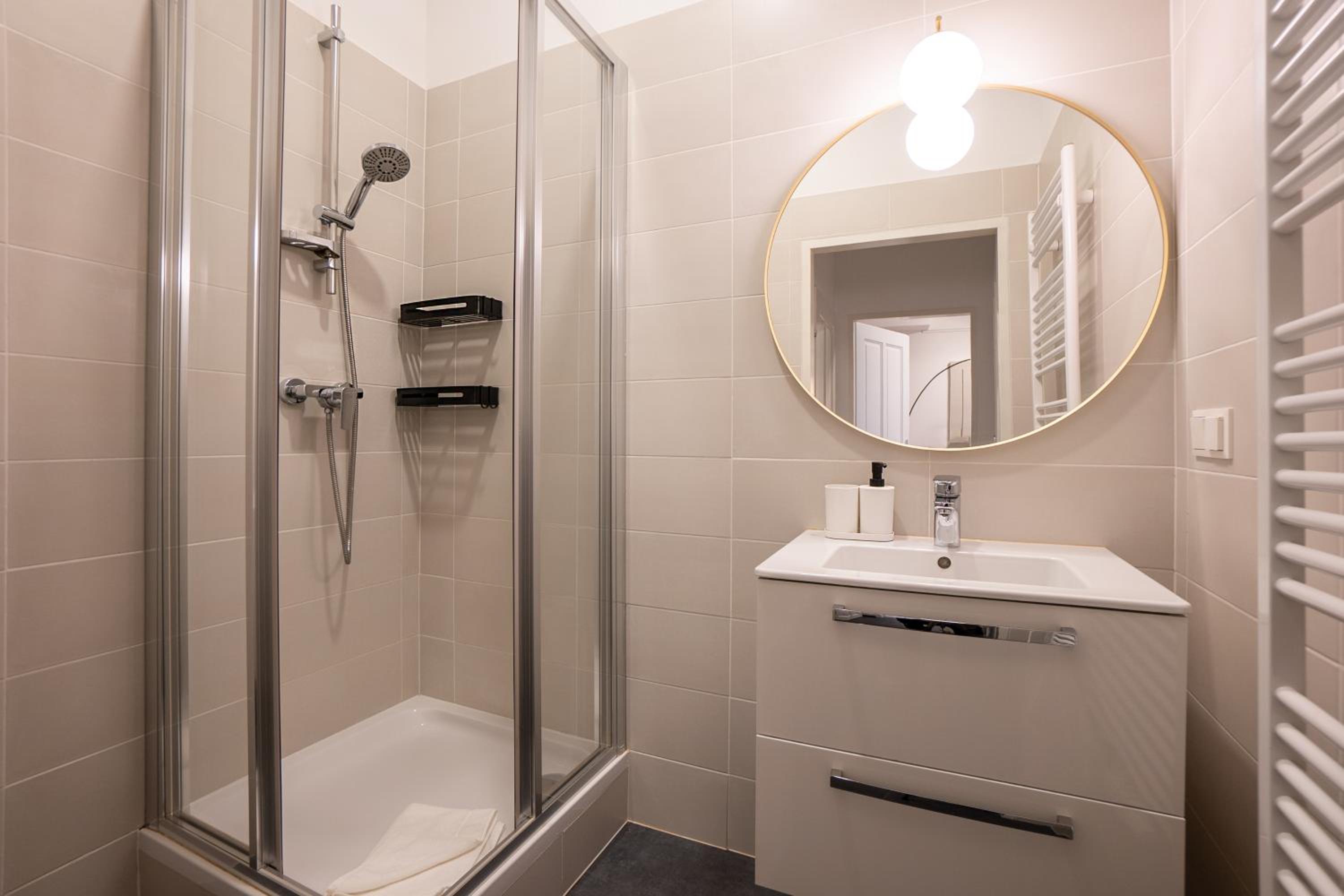 Stylish apartment with dedicated working space and super king-size bed located between city centre and Donau river