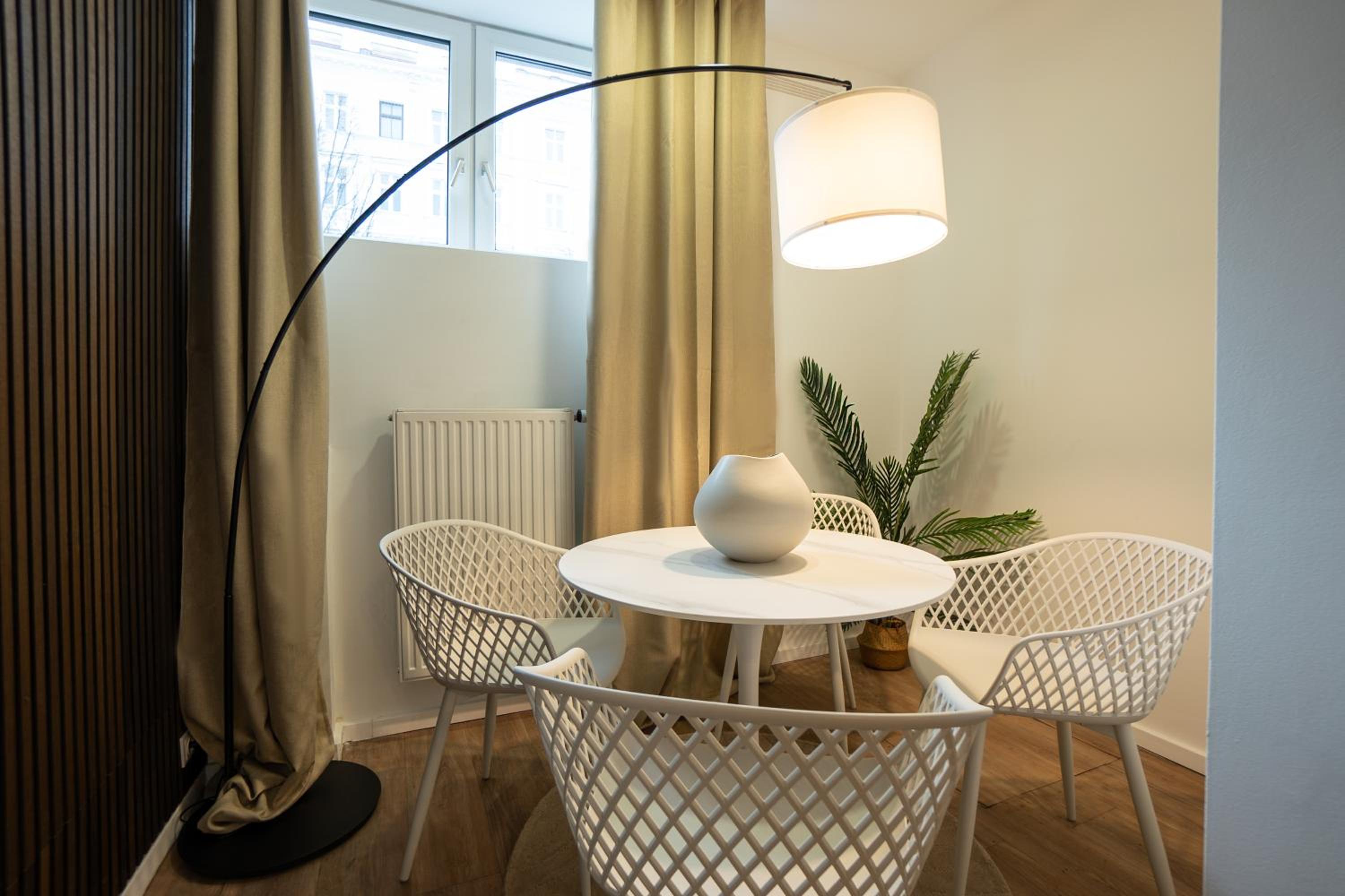 Stylish apartment with dedicated working space and super king-size bed located between city centre and Donau river