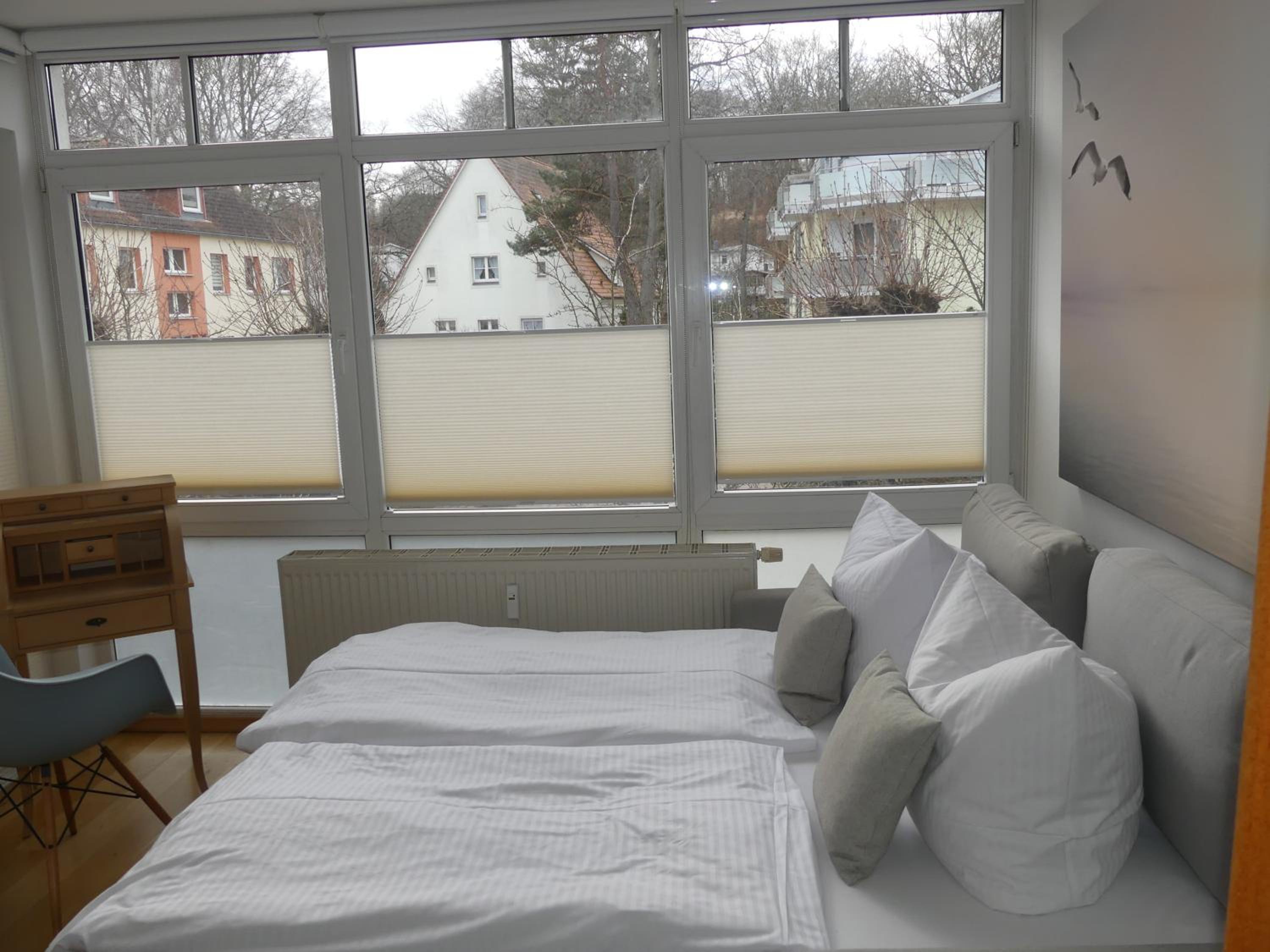 FeWo in direkter Strandlage mit eingeschränktem Meerblick, Villa Freia 09, Binz