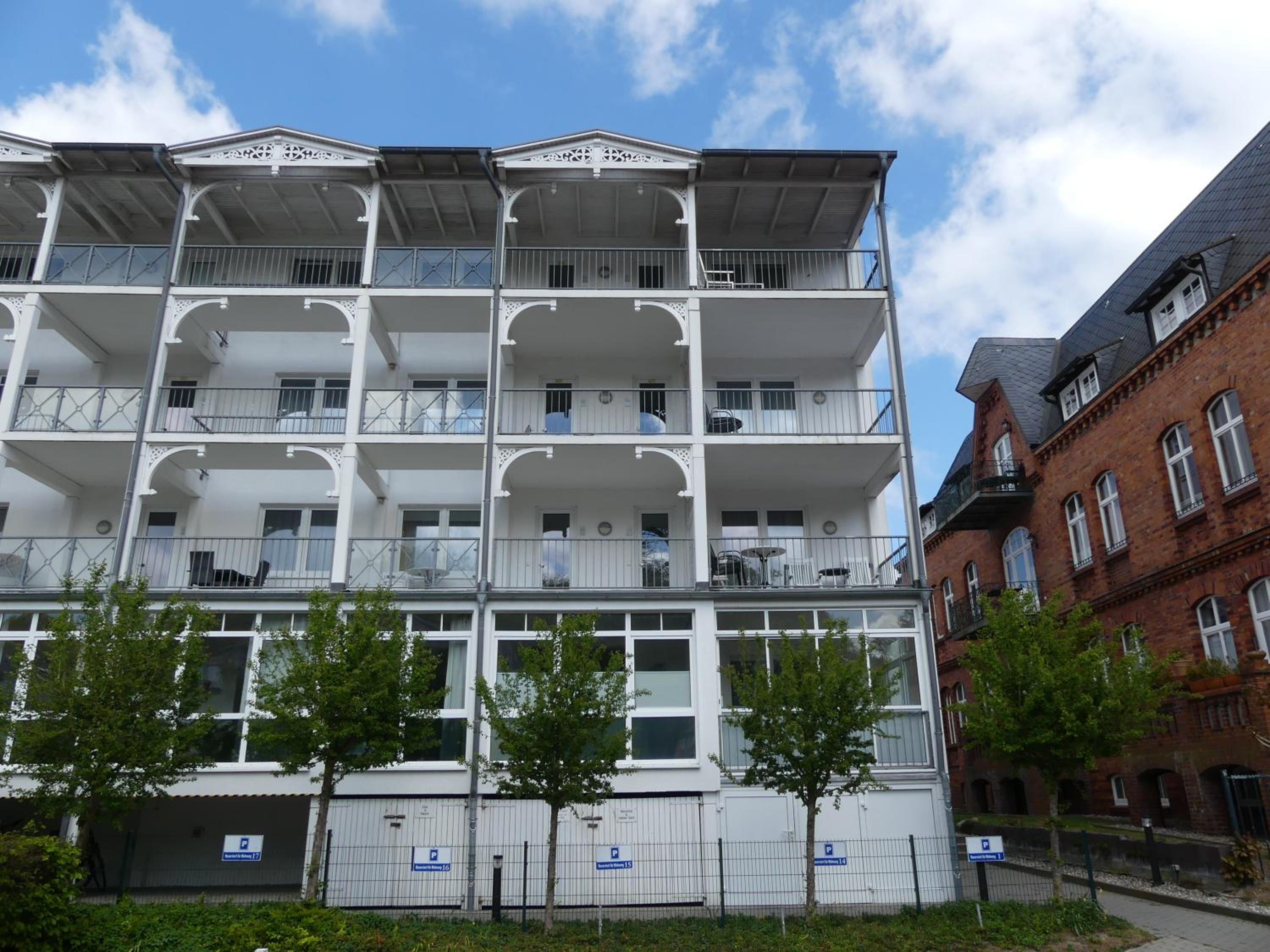 FeWo in direkter Strandlage mit eingeschränktem Meerblick, Villa Freia 09, Binz
