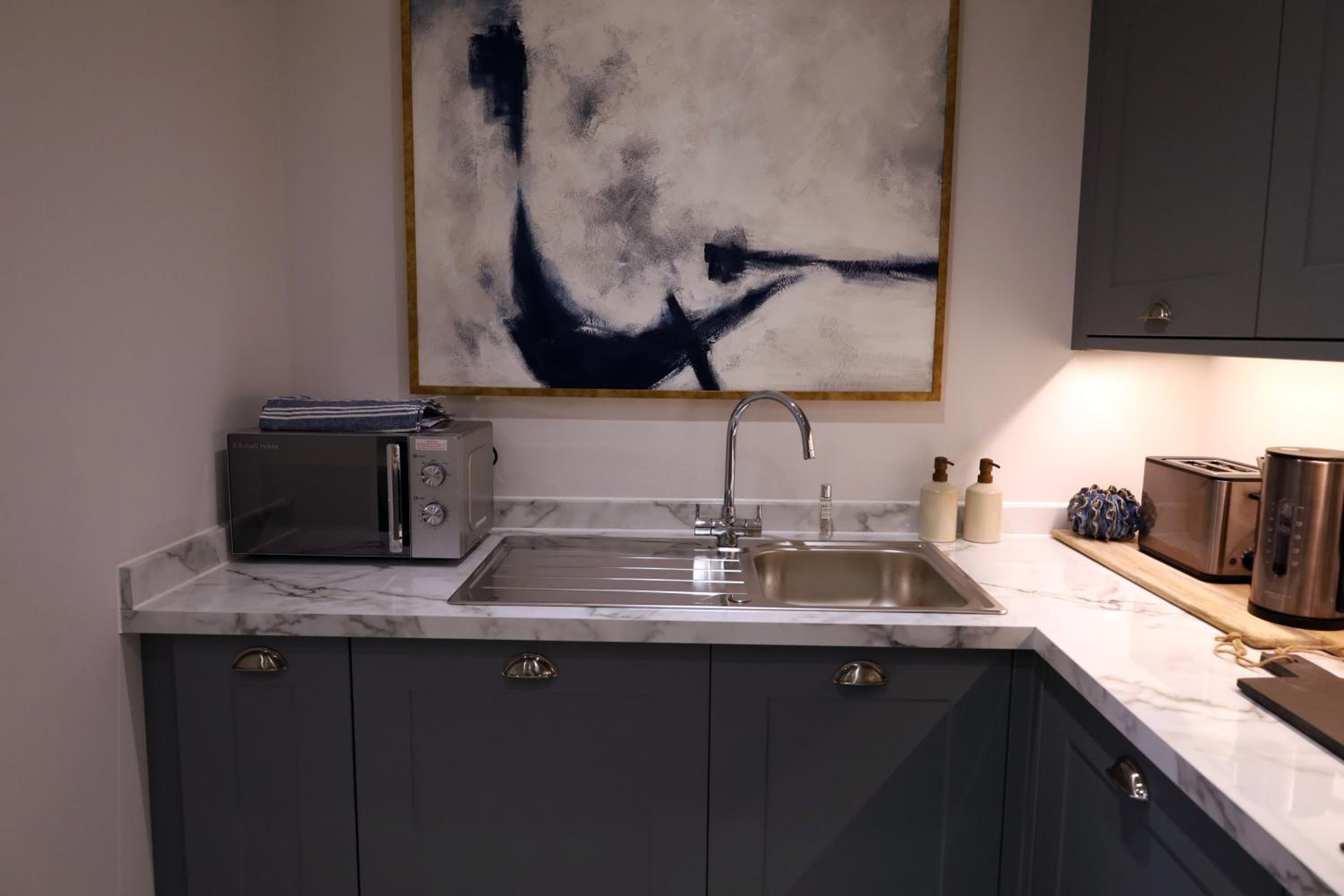 Wesley House - Fantastic Location with Free Parking
