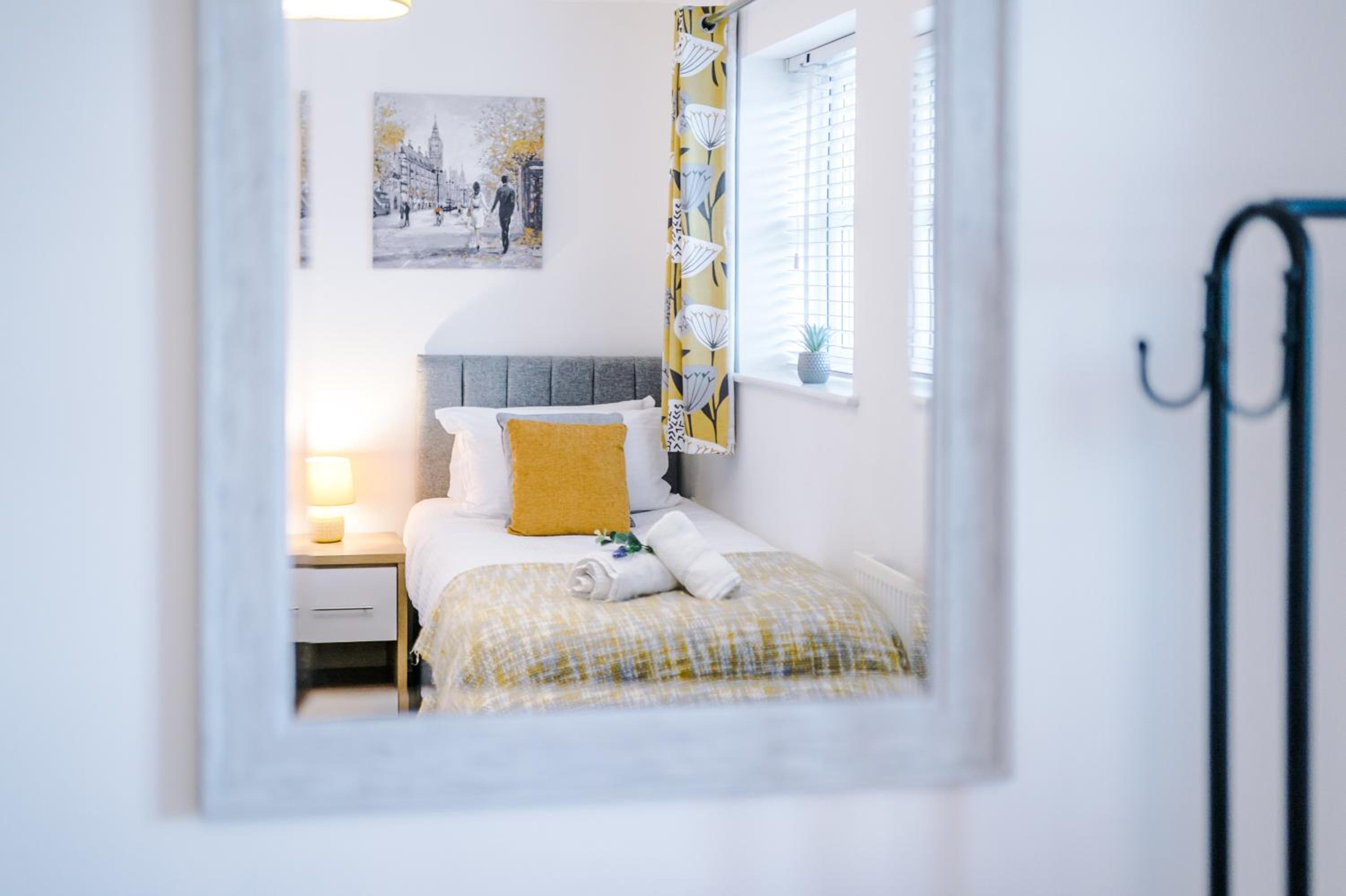 Modern 4-Bed Townhouse in Crewe by 53 Degrees Property, Ideal for Contractors & Business, FREE Parking - Sleeps 8 view 3