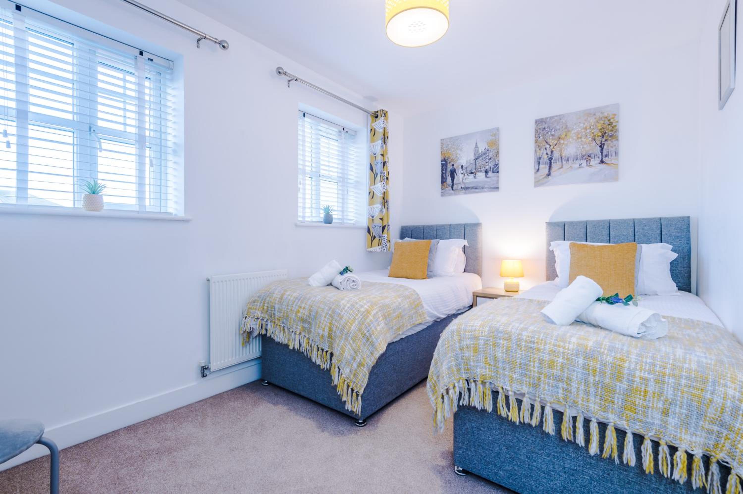 Modern 4-Bed Townhouse in Crewe by 53 Degrees Property, Ideal for Contractors & Business, FREE Parking - Sleeps 8 view 2