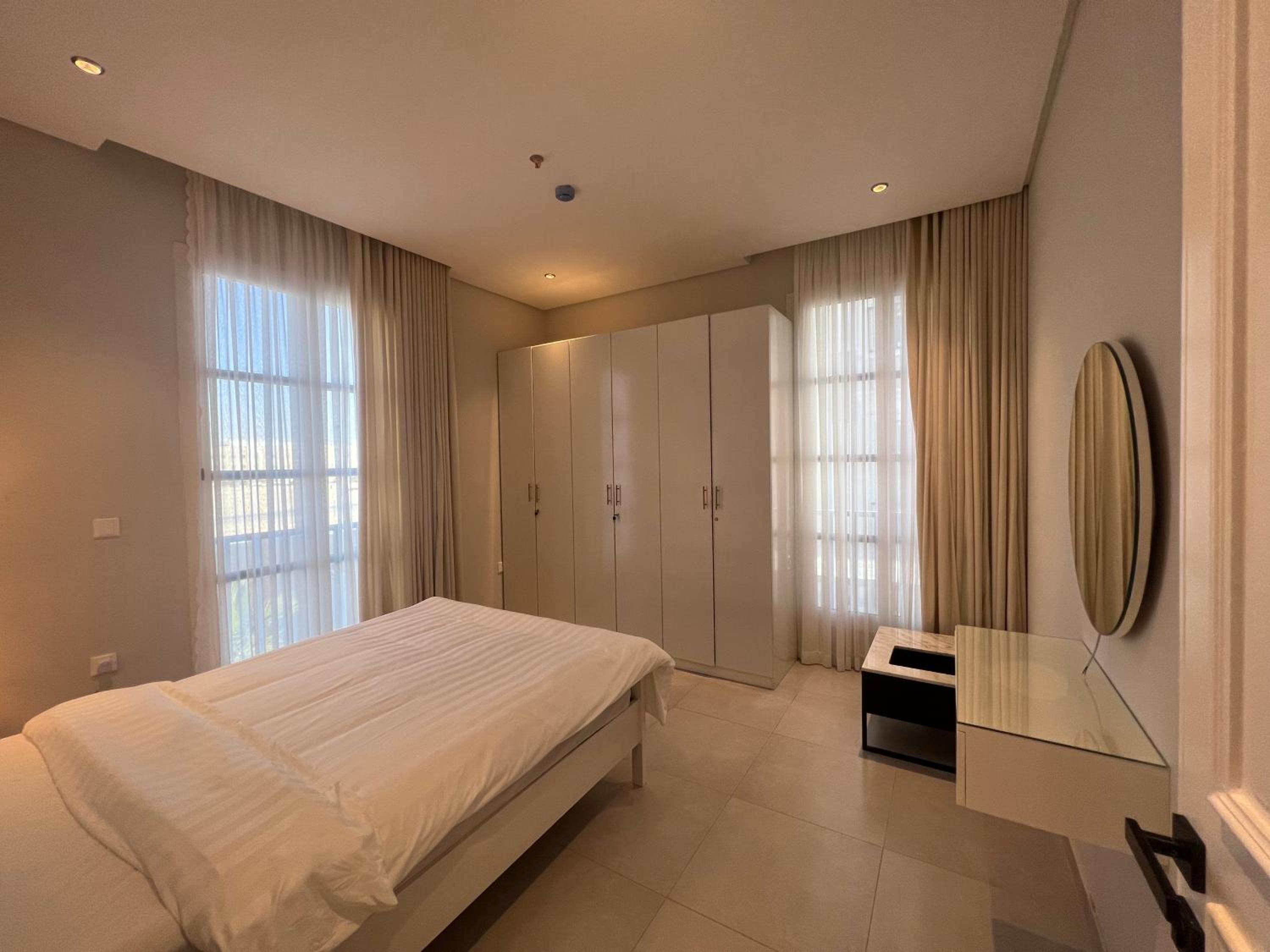 luxury 3BR Condo Near the Boulevard