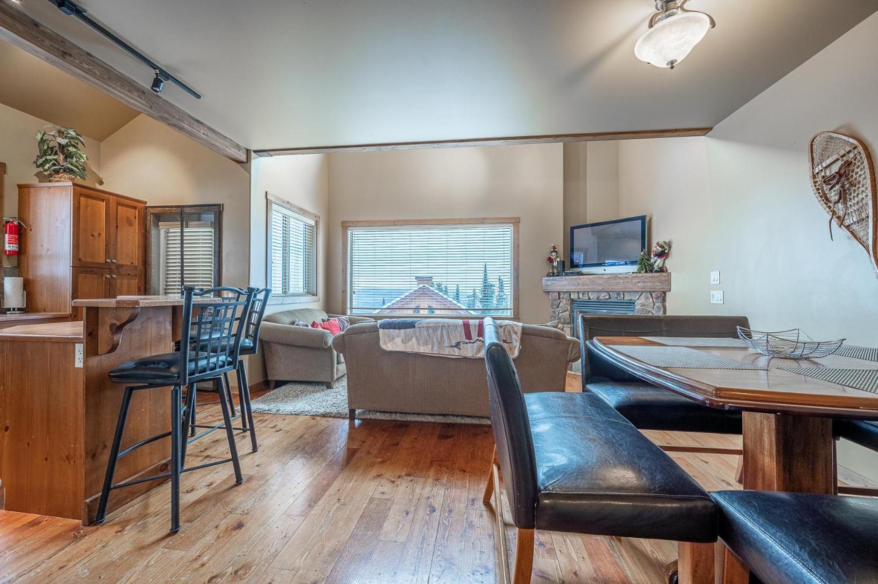 Trapper's Lodge - 4 Bd w Great View, Private Hot Tub view 3