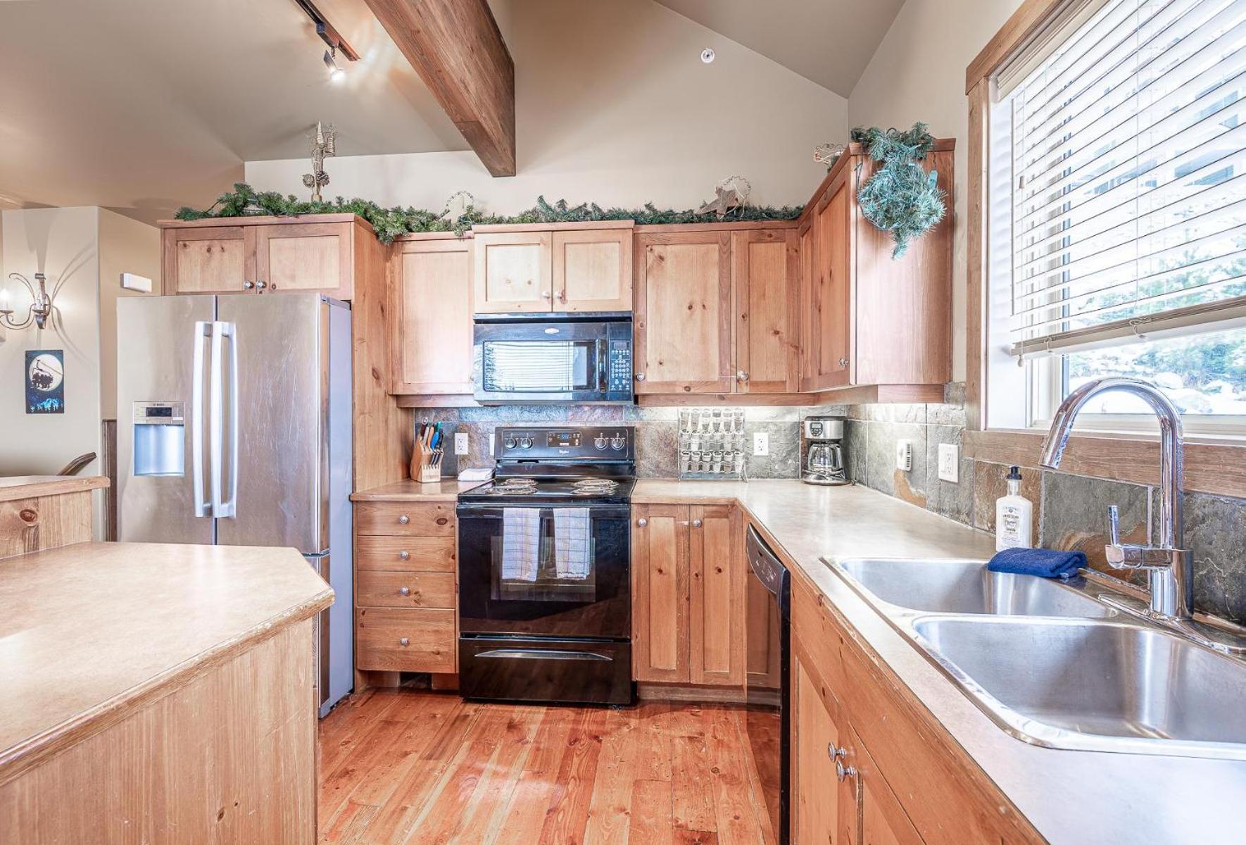 Trapper's Lodge - 4 Bd w Great View, Private Hot Tub view 5
