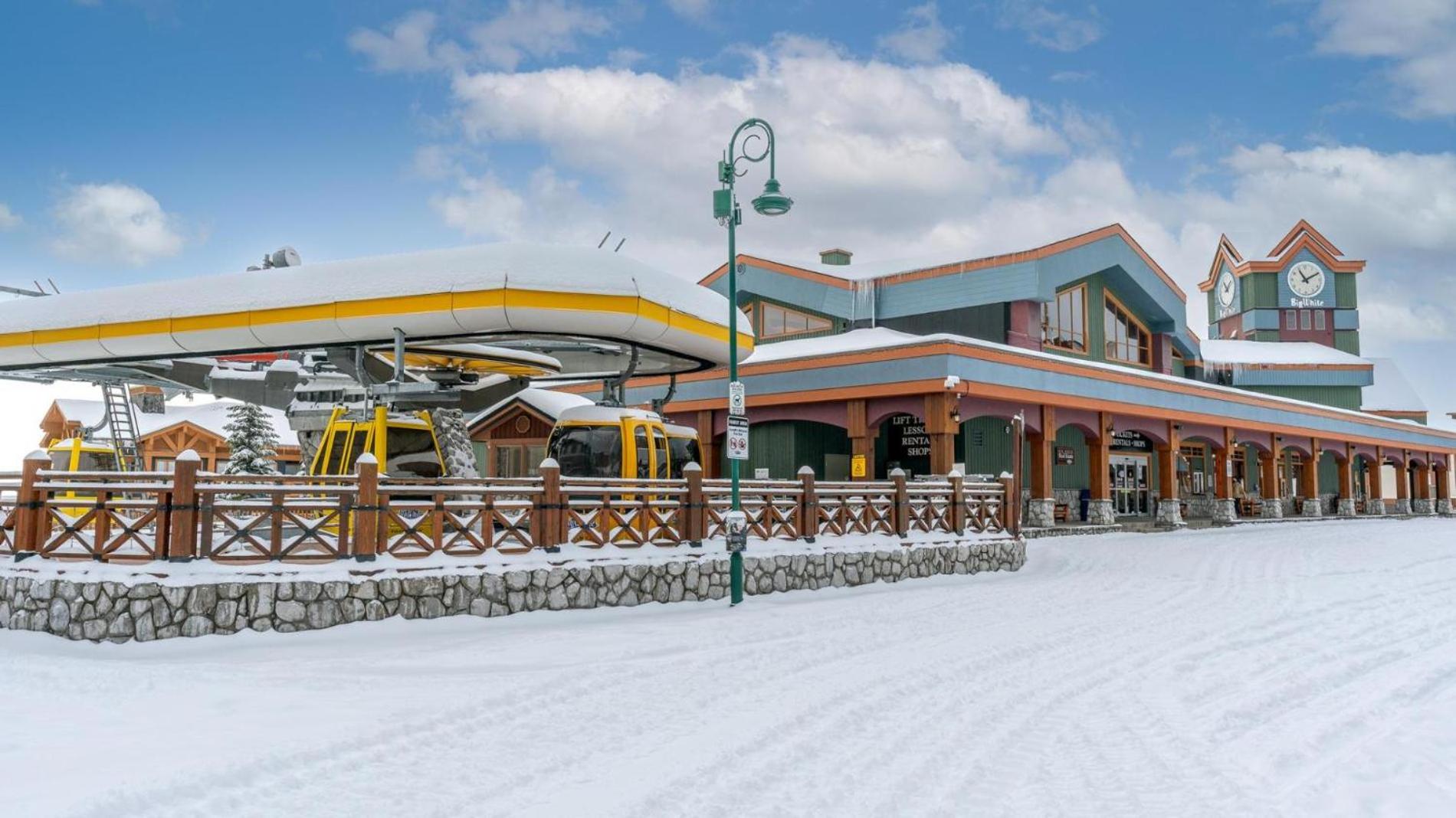 I Spy - Cozy Pet Friendly, Ski In Ski Out Condo with Private Hot Tub