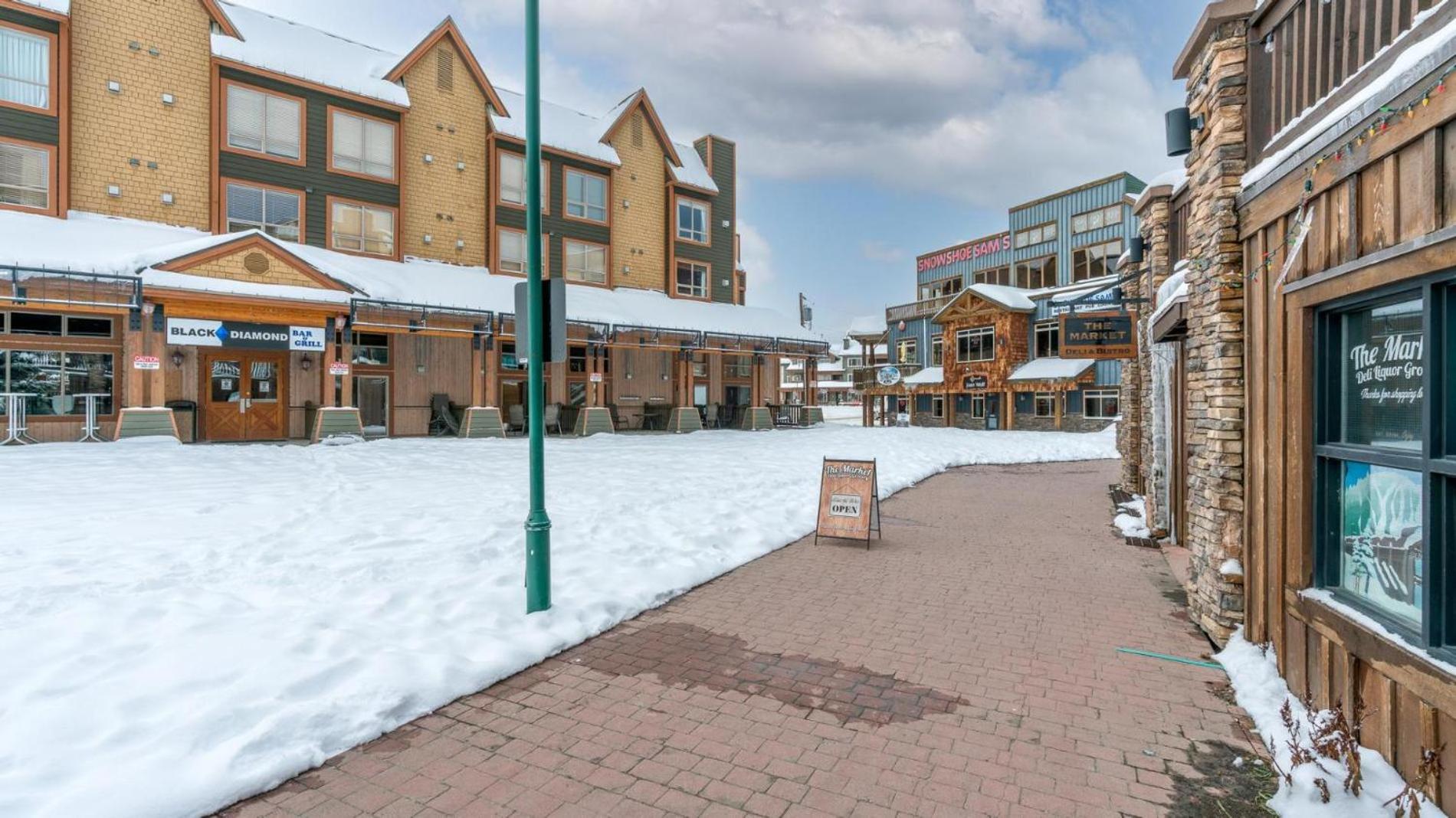I Spy - Cozy Pet Friendly, Ski In Ski Out Condo with Private Hot Tub