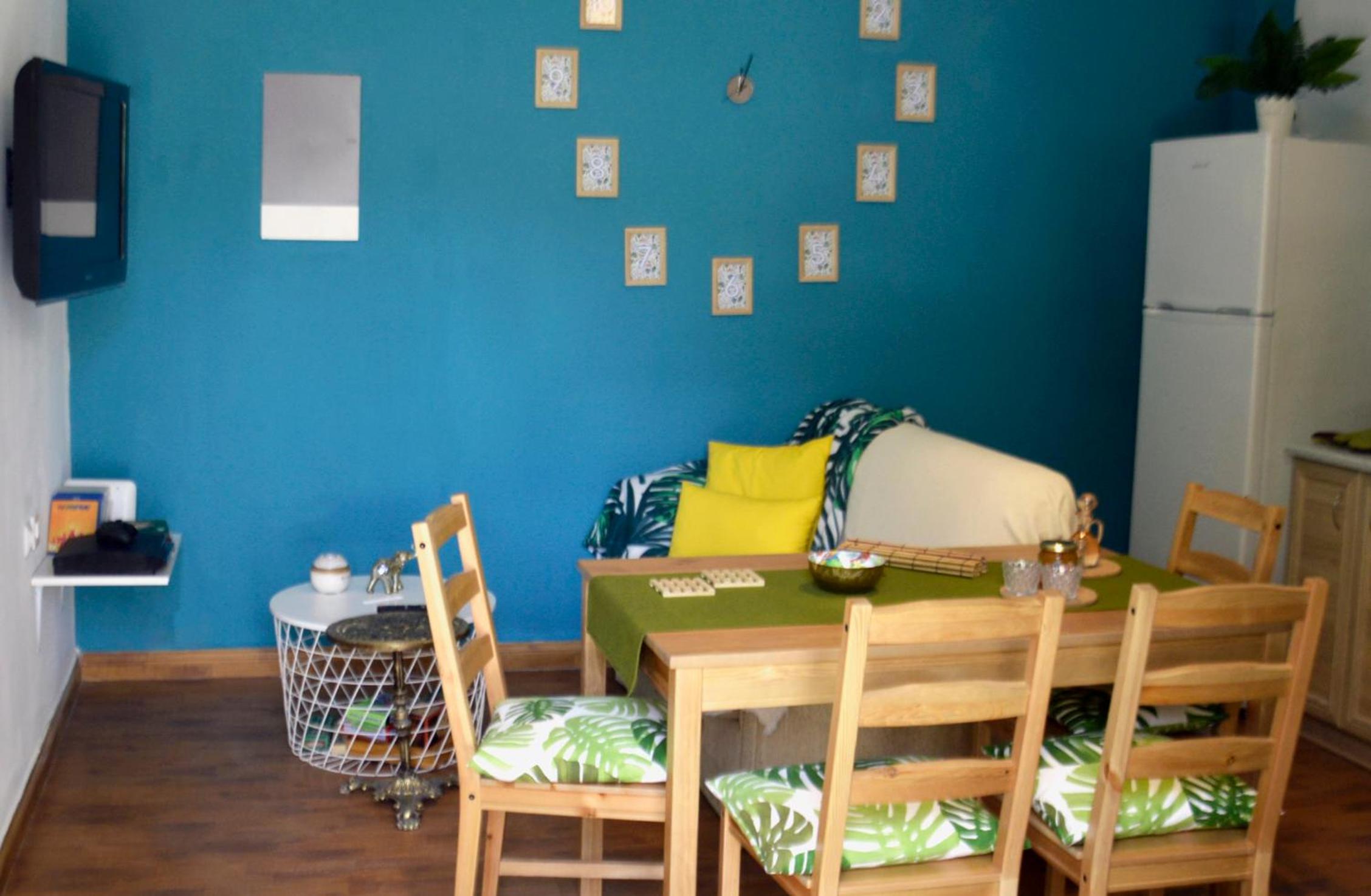 Chrismma 1-Bed Apt with Private Yard & Parking photo 4