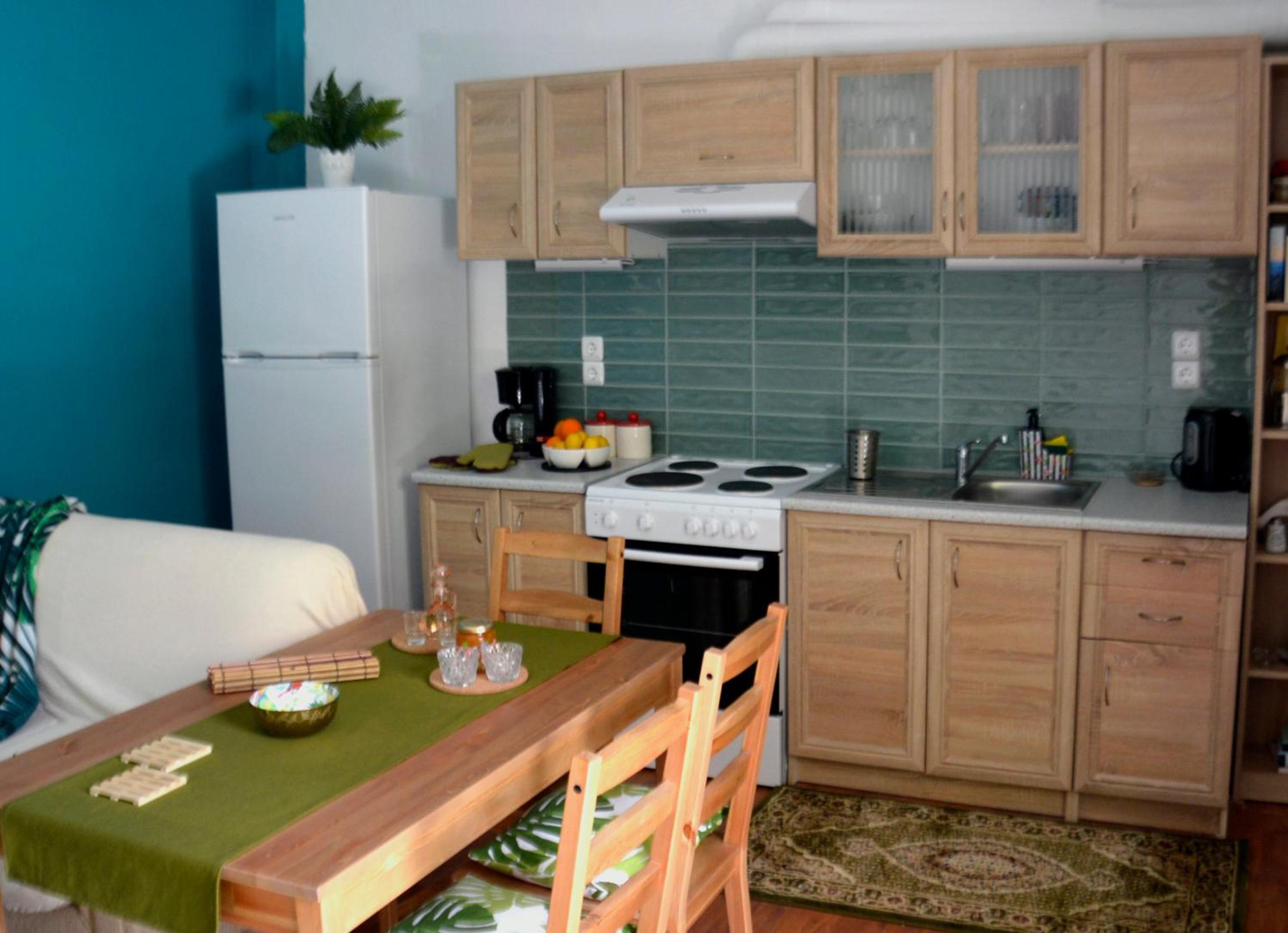 Chrismma 1-Bed Apt with Private Yard & Parking photo 2