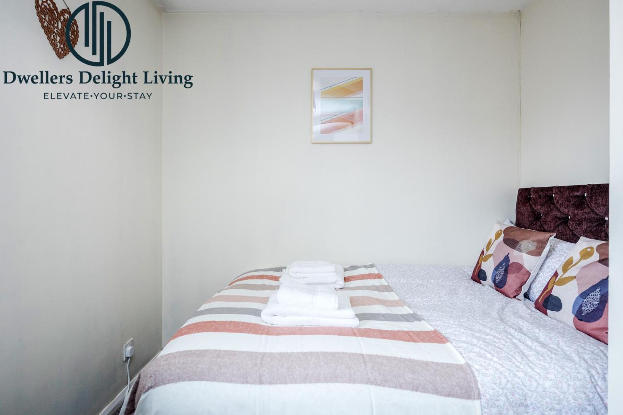 Dwellers Delight Living Ltd Serviced accommodation 2 Bed House, free Wifi & Parking, Prime Location London, Woodford - Image 2