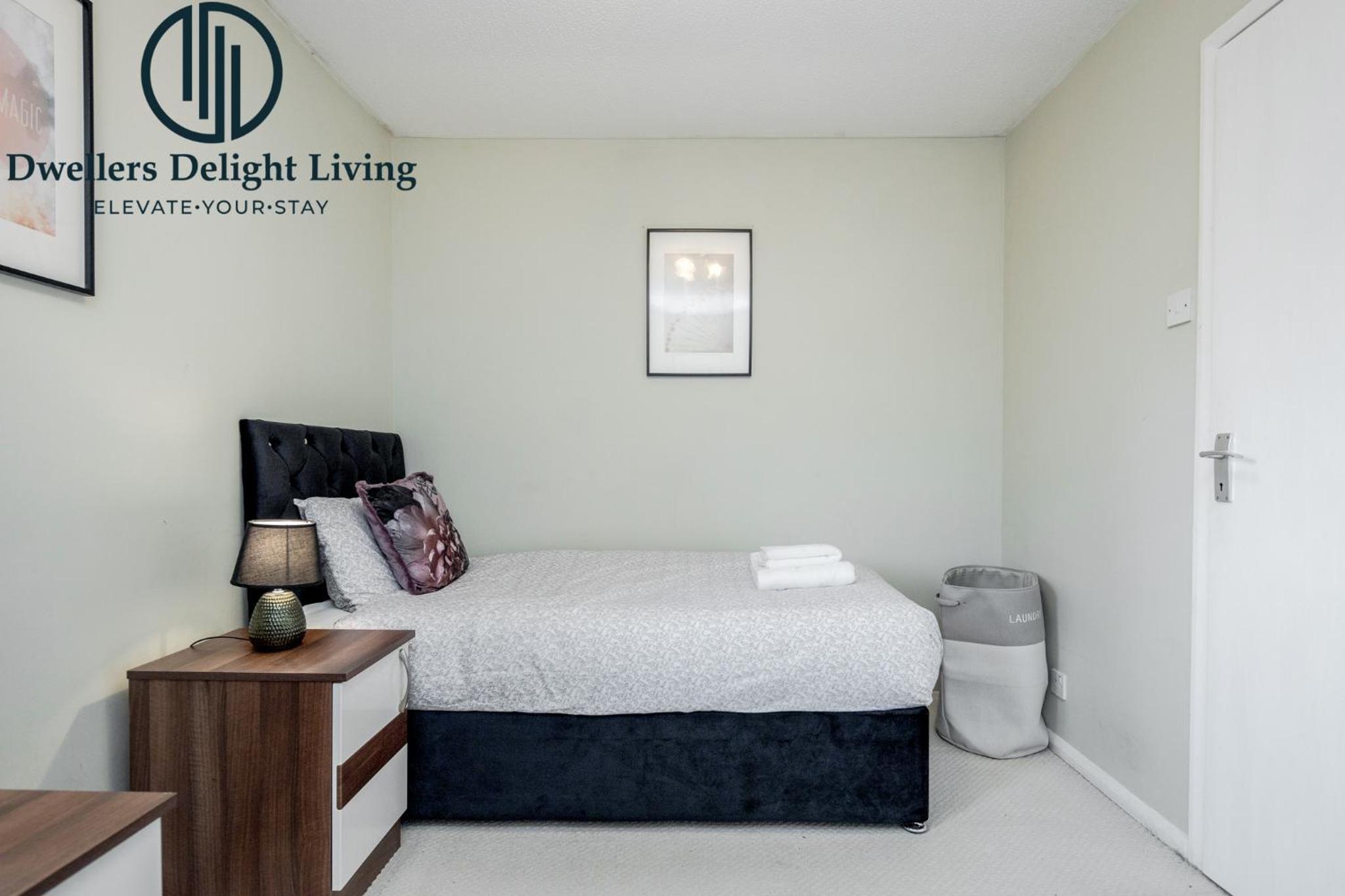 Dwellers Delight Living Ltd Serviced accommodation 2 Bed House, free Wifi & Parking, Prime Location London, Woodford - Image 1