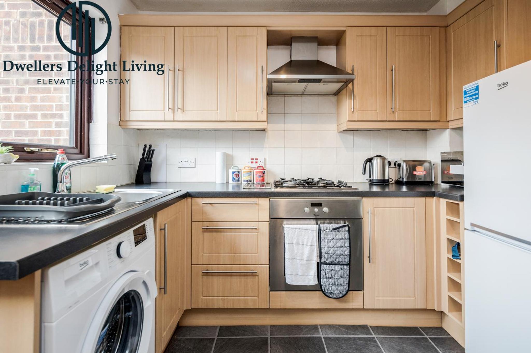 Dwellers Delight Living Ltd Serviced accommodation 2 Bed House, free Wifi & Parking, Prime Location London, Woodford - Image 5