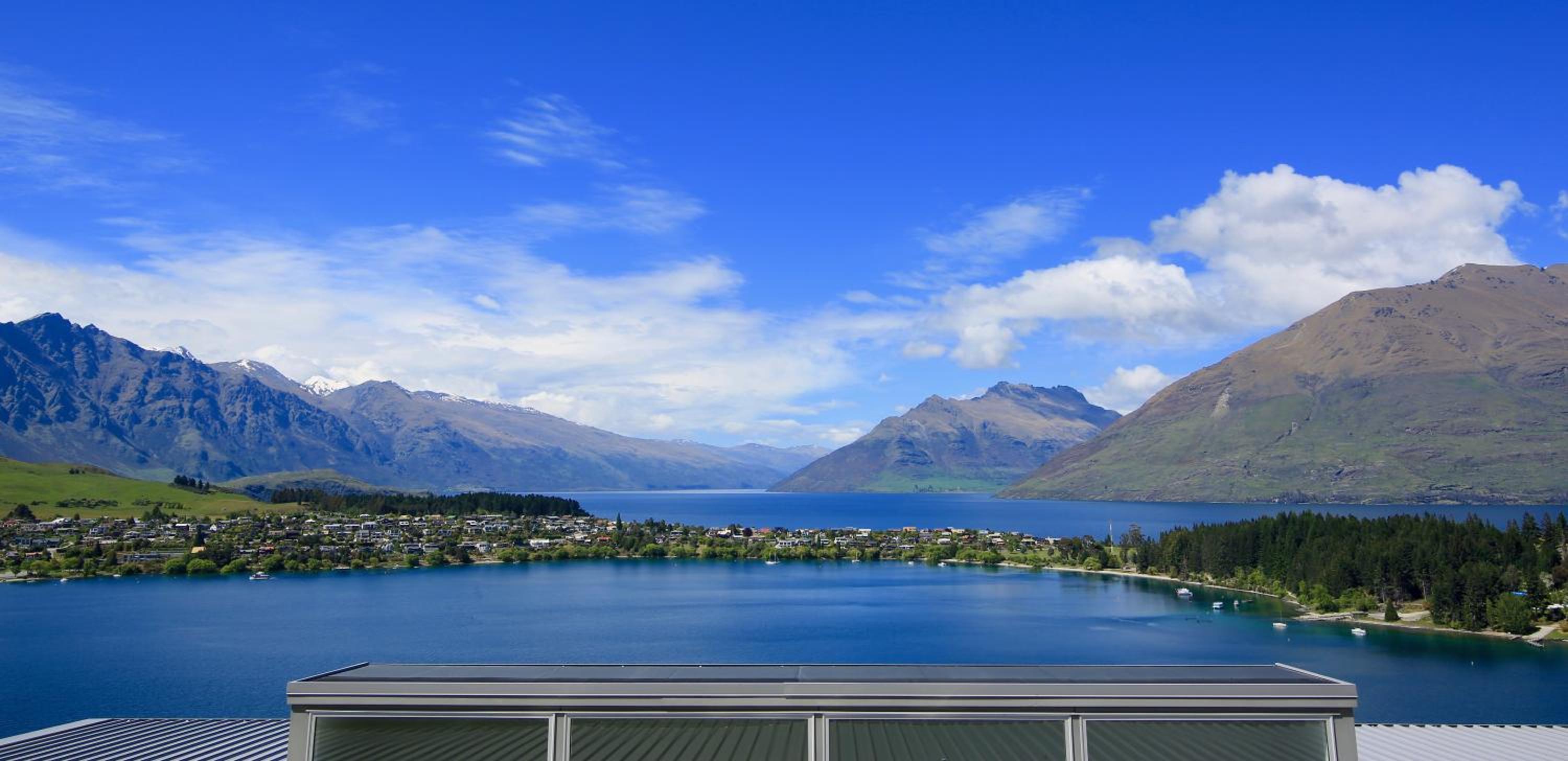 Spectacular Panoramic 5Bedroom Lakeview