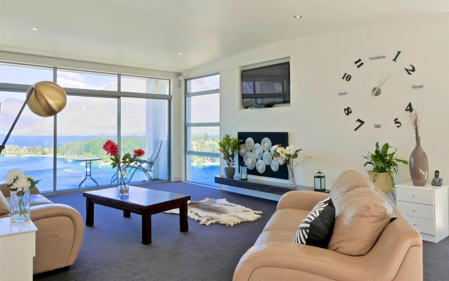 Spectacular Panoramic 5Bedroom Lakeview