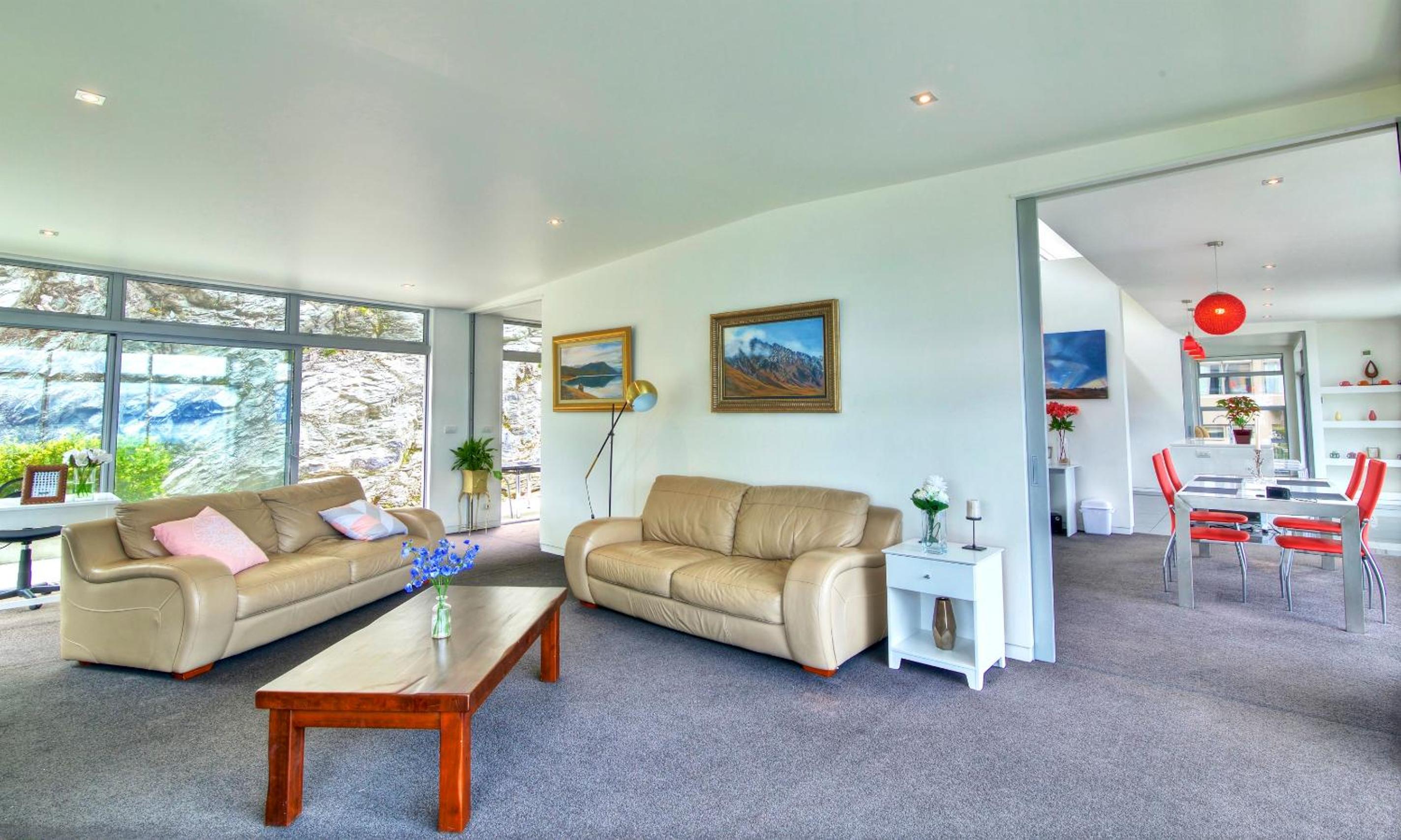 Spectacular Panoramic 5Bedroom Lakeview