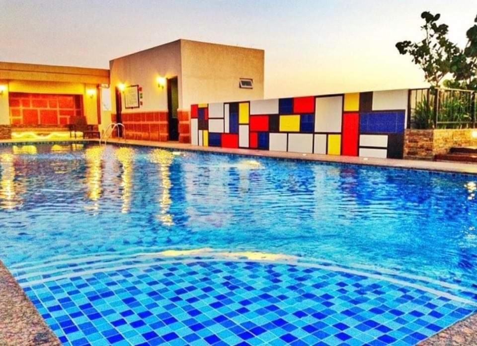 Morgan Suite BGC Shortwalk3 Venice Mall free pool gym view 5