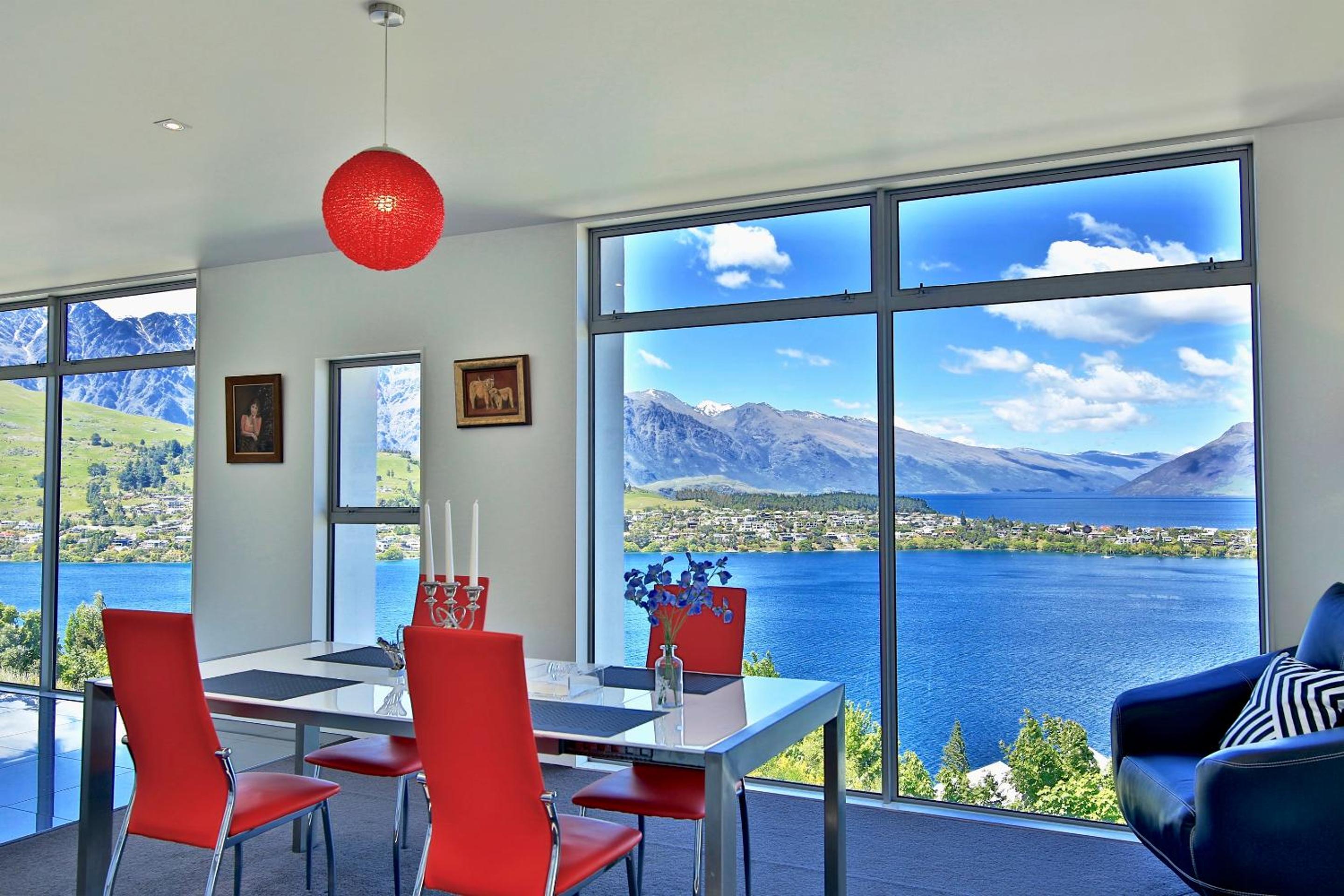 Spectacular Panoramic 5Bedroom Lakeview