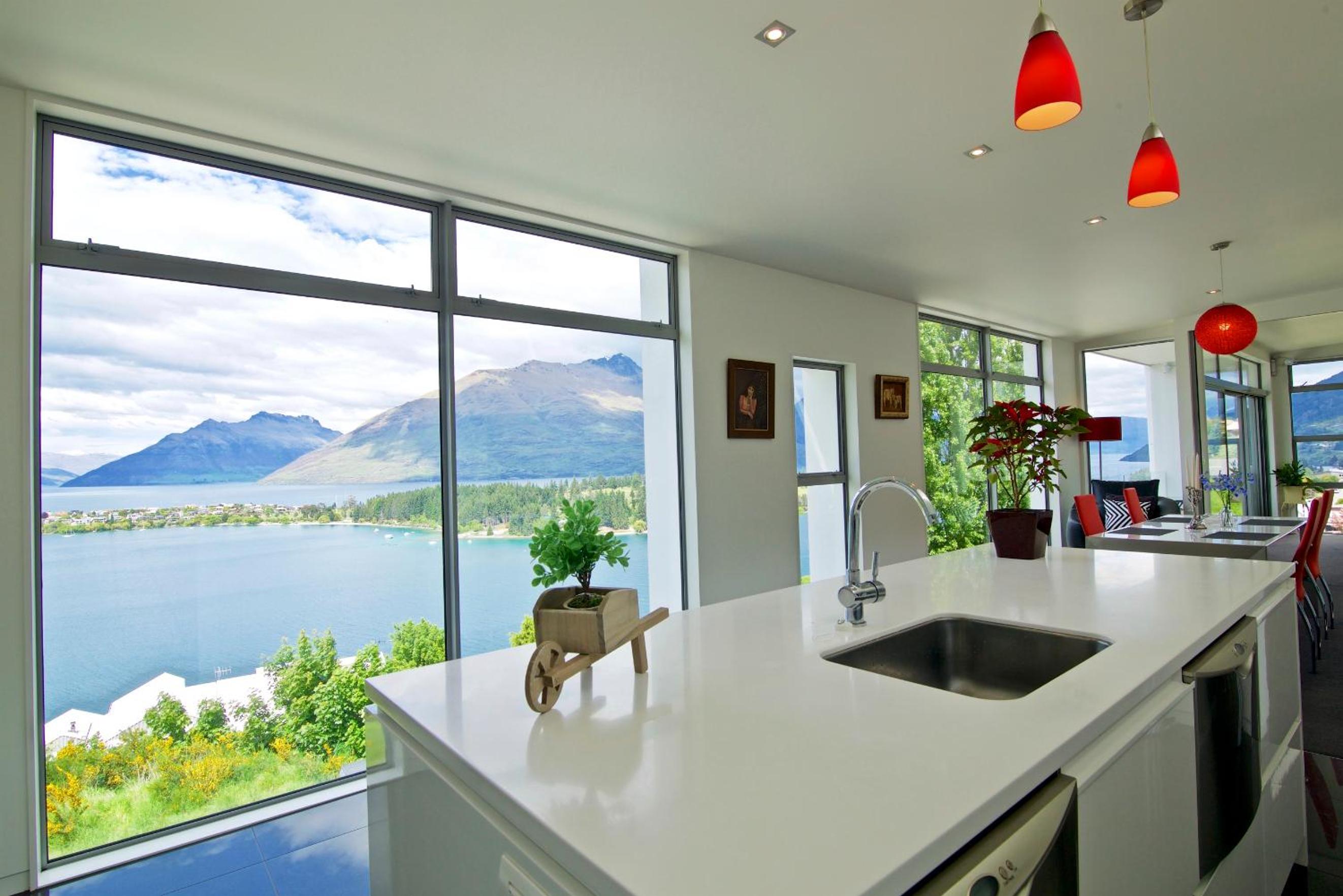 Spectacular Panoramic 5Bedroom Lakeview