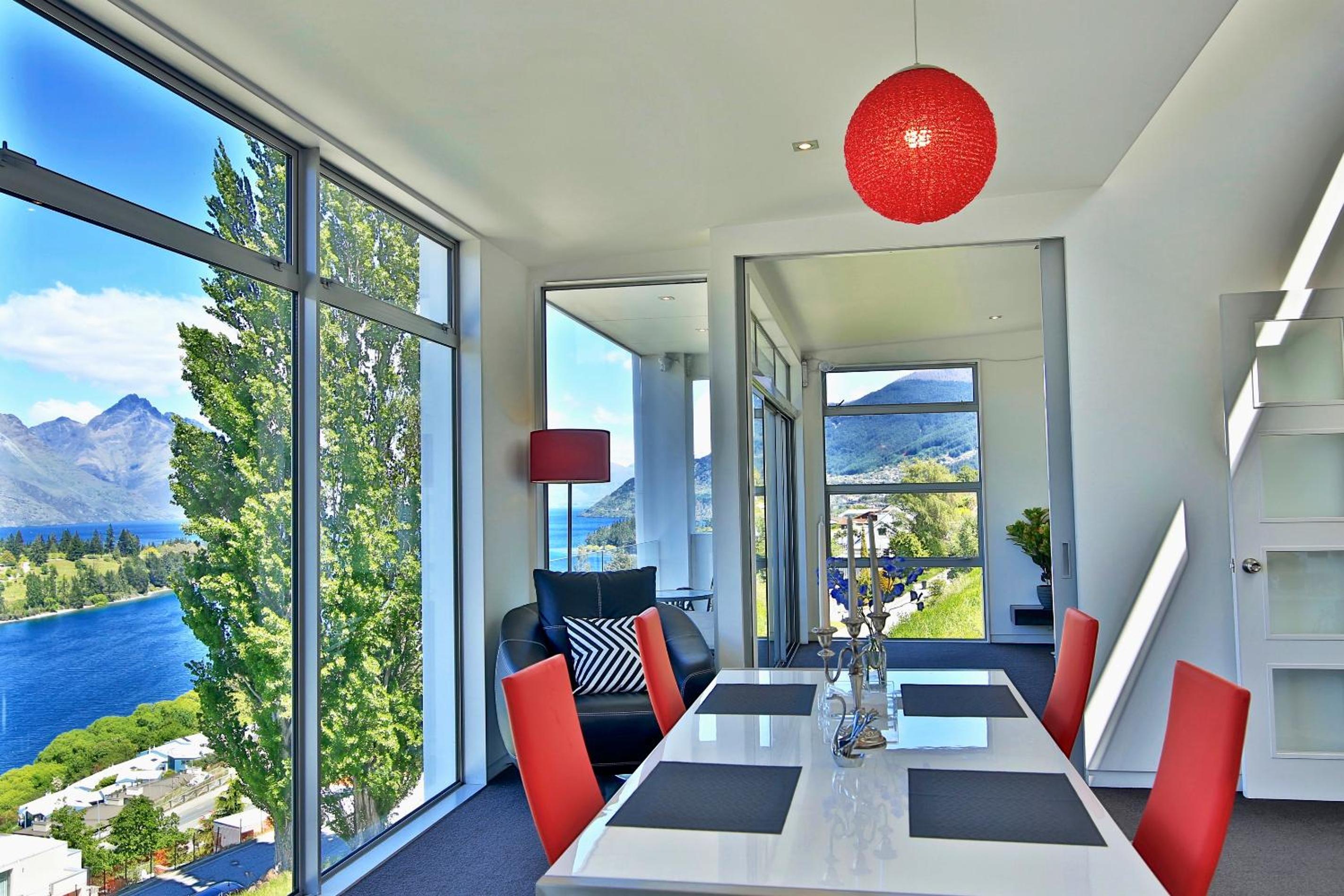 Spectacular Panoramic 5Bedroom Lakeview