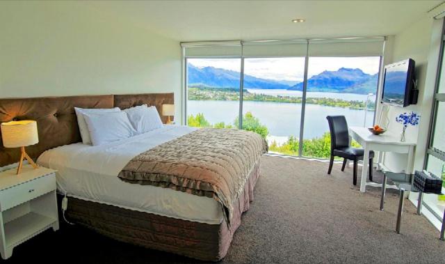 Spectacular Panoramic 5Bedroom Lakeview