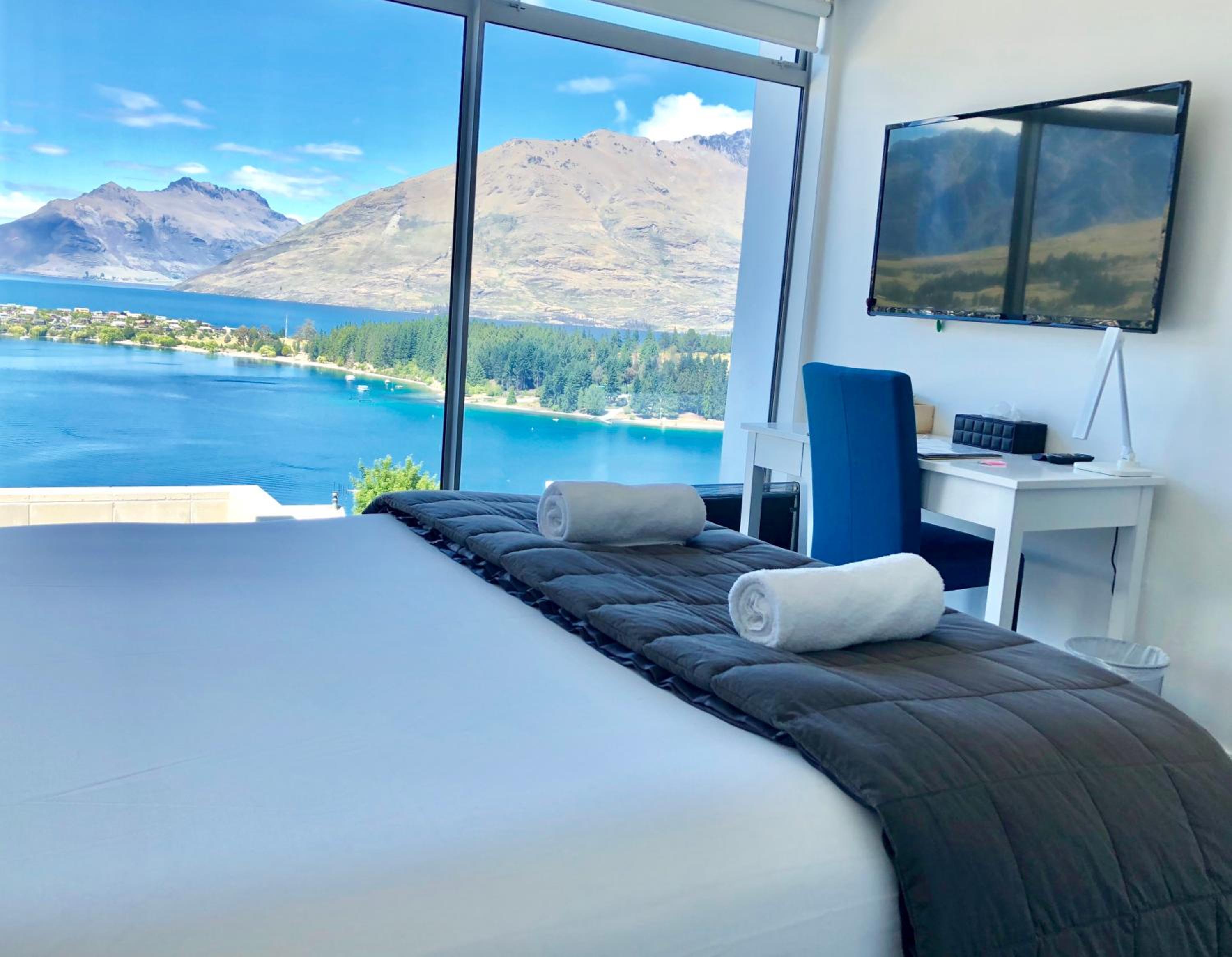 Spectacular Panoramic 5Bedroom Lakeview