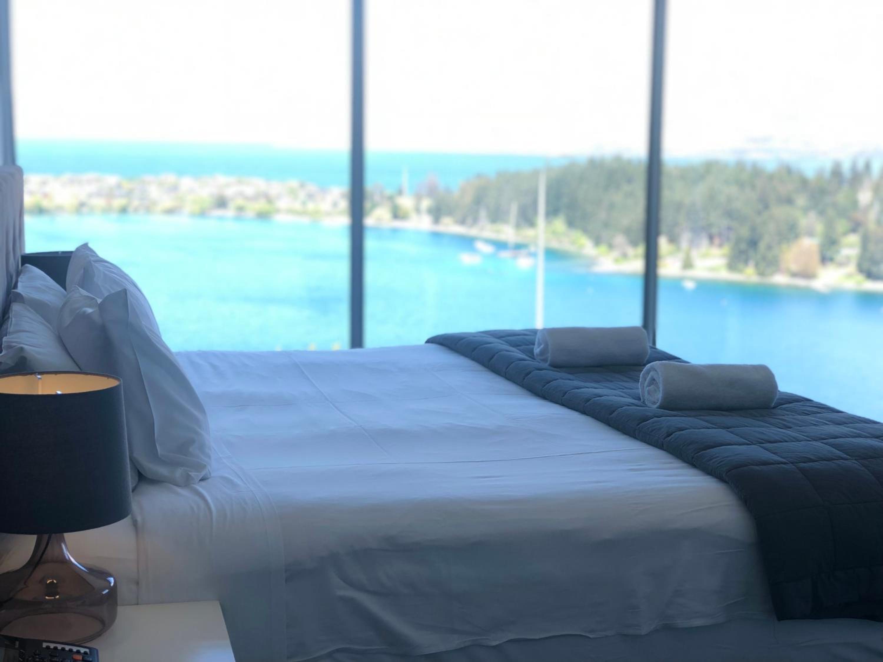 Spectacular Panoramic 5Bedroom Lakeview