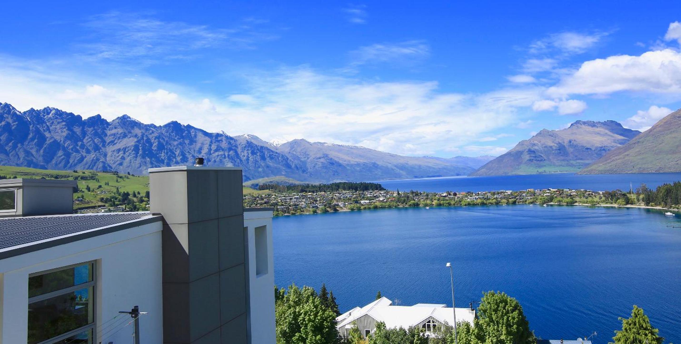 Spectacular Panoramic 5Bedroom Lakeview