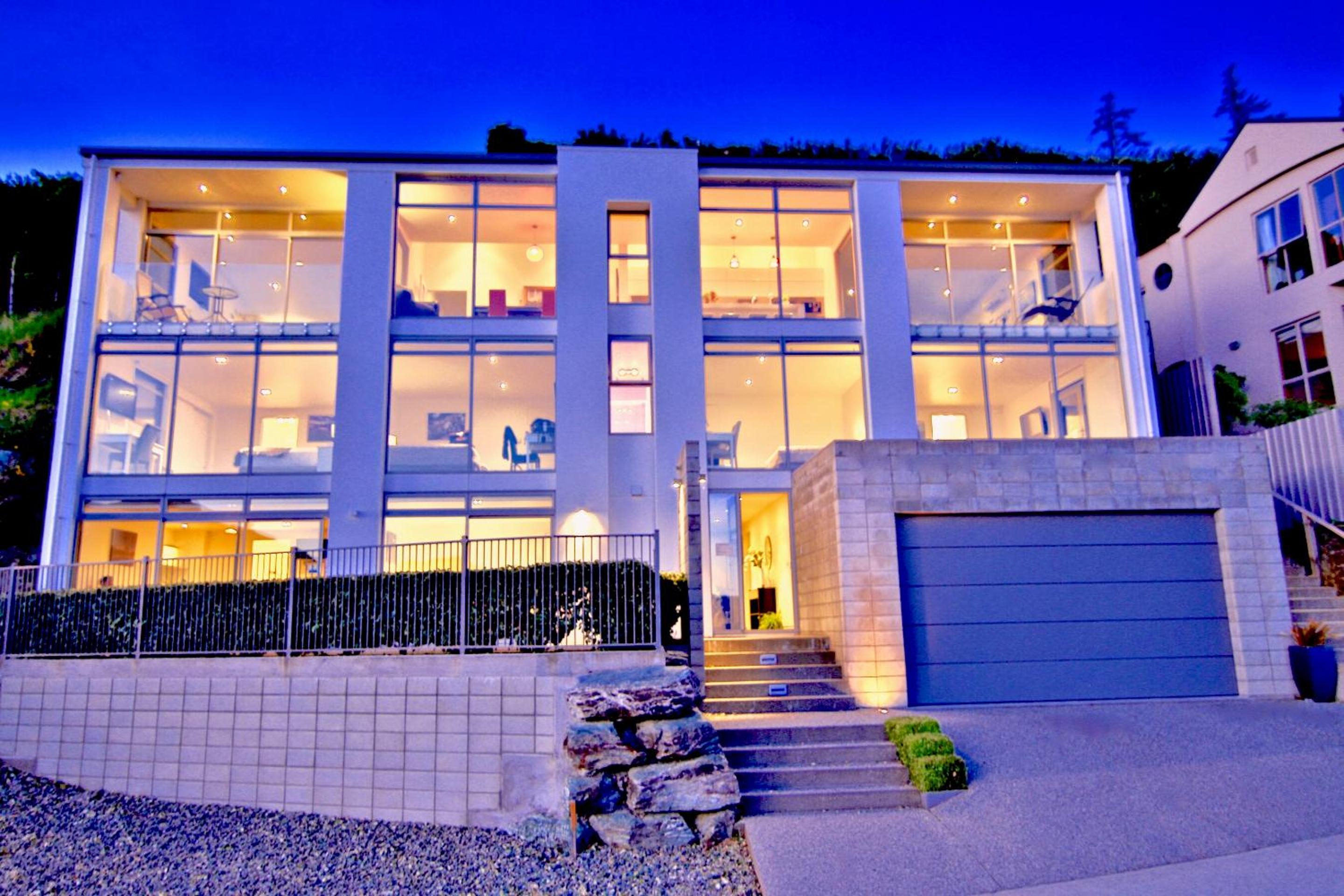 Spectacular Panoramic 5Bedroom Lakeview