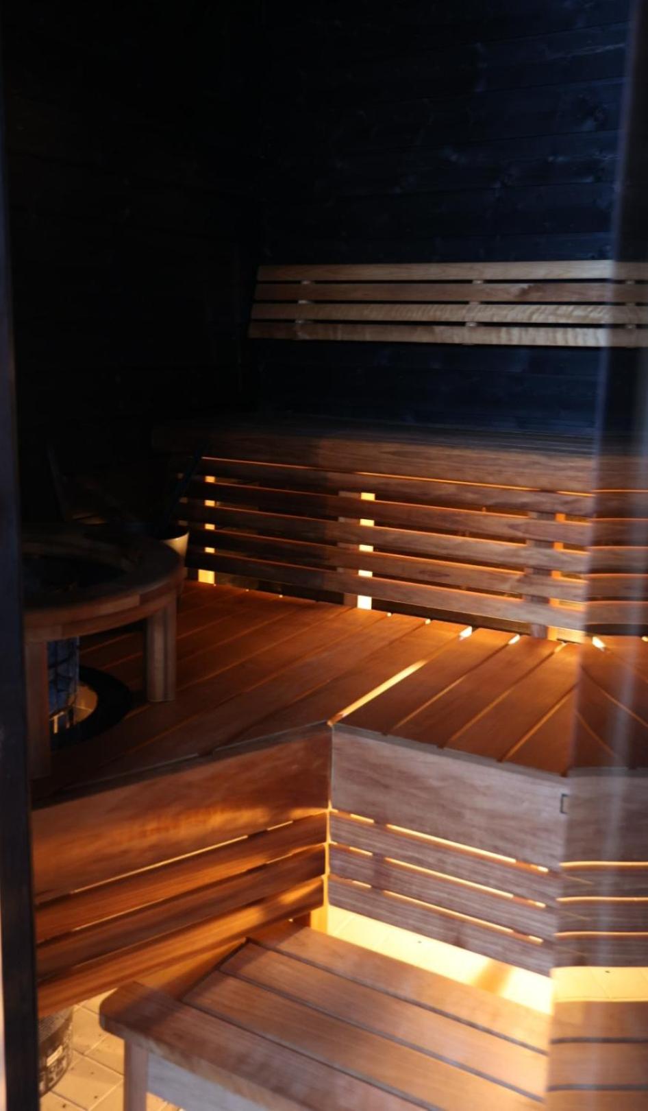 Porthos Ski-in Lodge with private hot tub and sauna in Lapland
