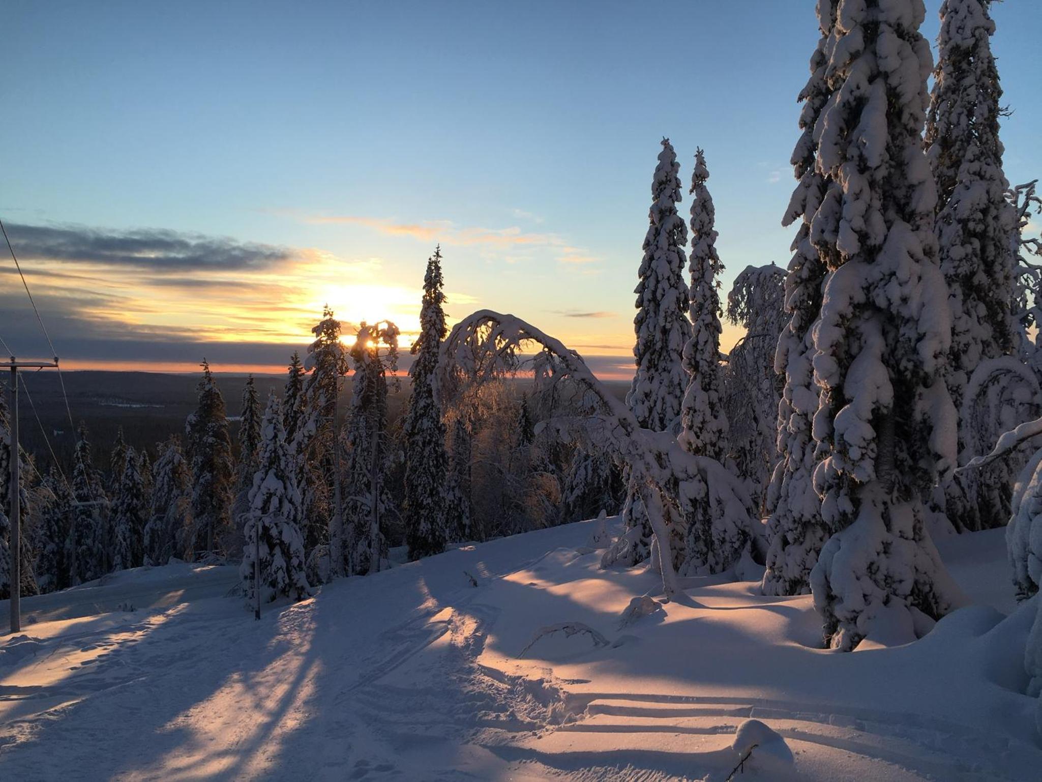Porthos Ski-in Lodge with private hot tub and sauna in Lapland