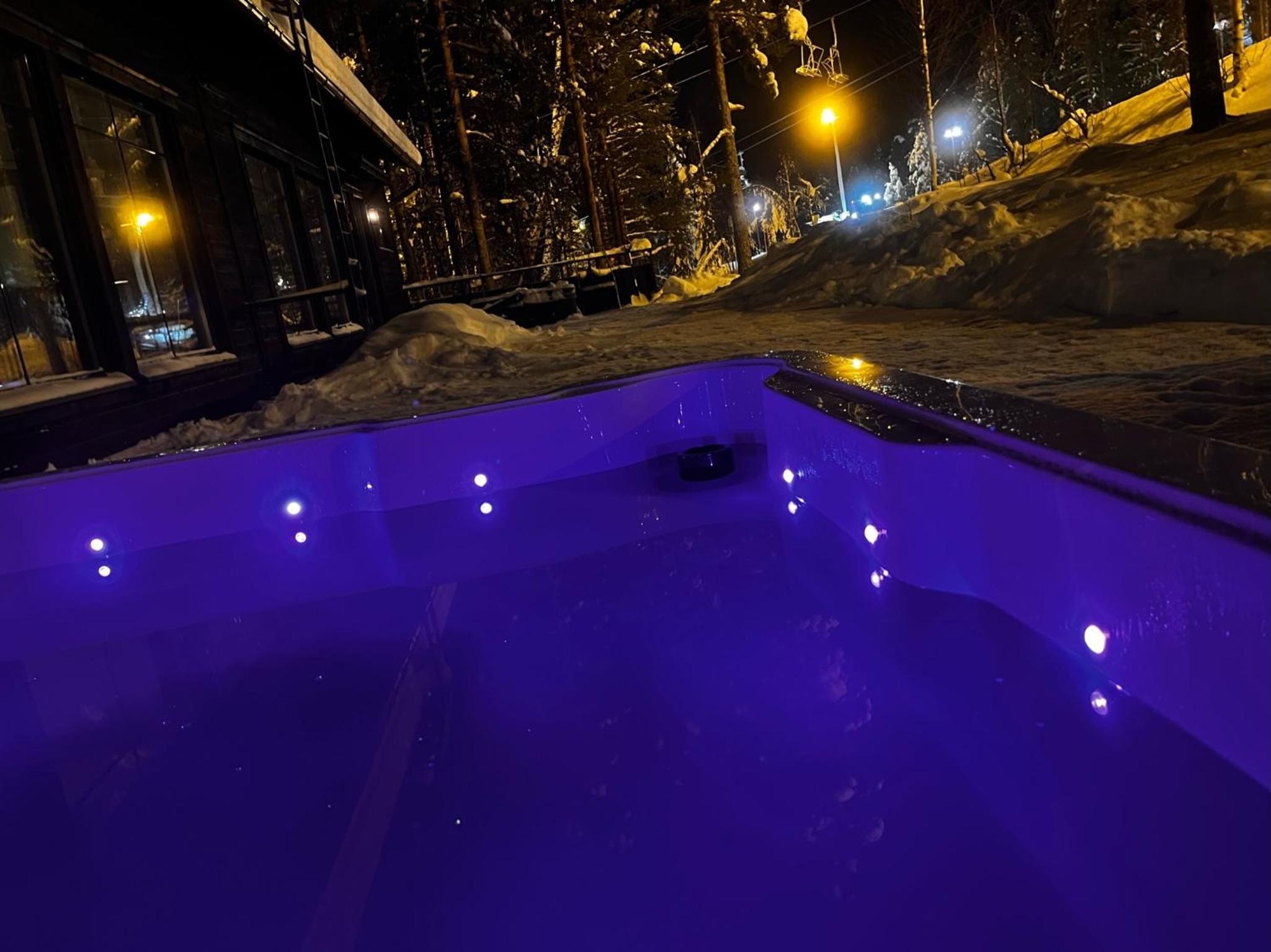 Porthos Ski-in Lodge with private hot tub and sauna in Lapland
