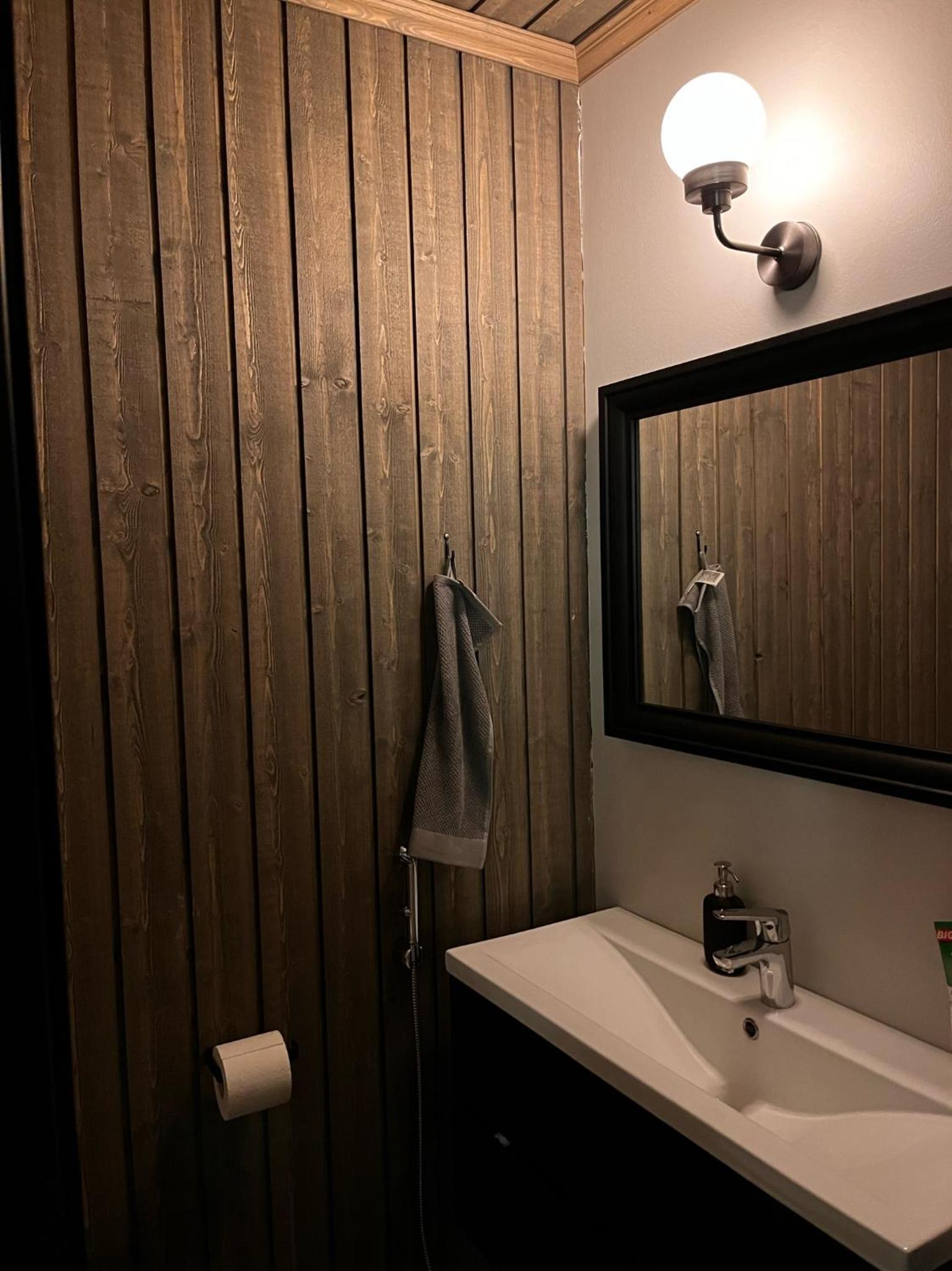 Porthos Ski-in Lodge with private hot tub and sauna in Lapland