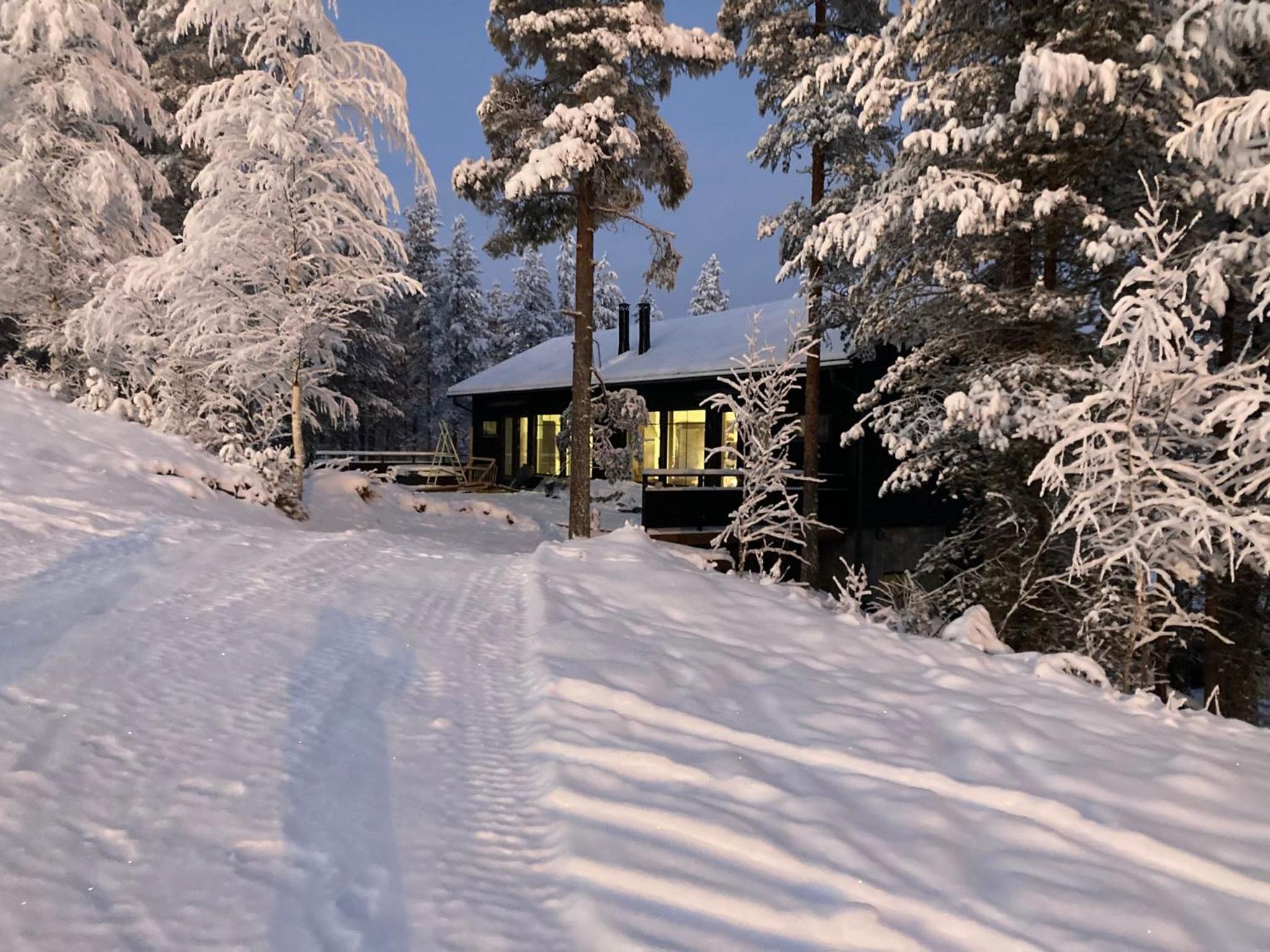 Porthos Ski-in Lodge with private hot tub and sauna in Lapland