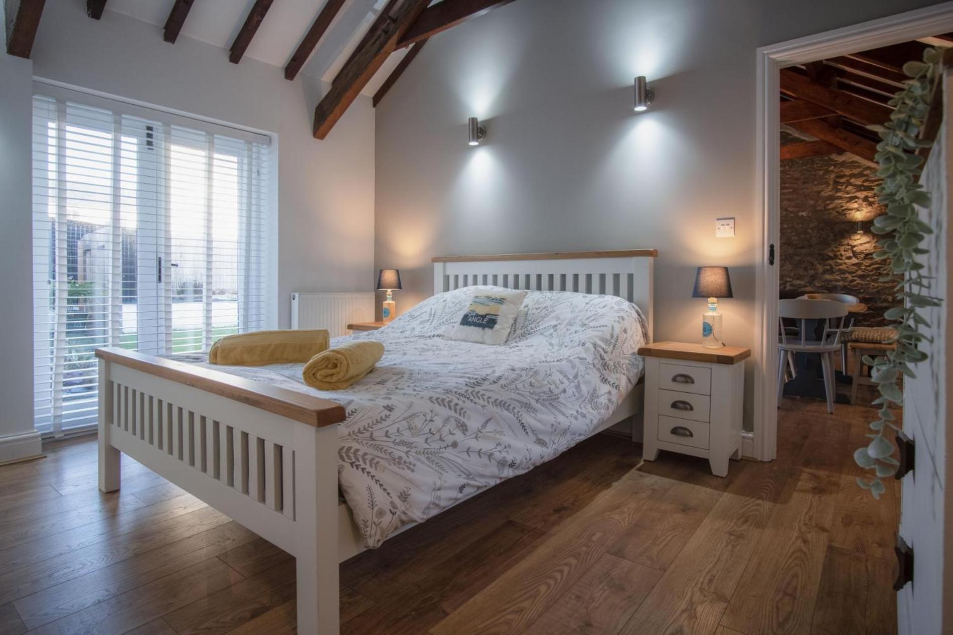 The Old Stables - 3 Bedroom Cottage - Angle view 3