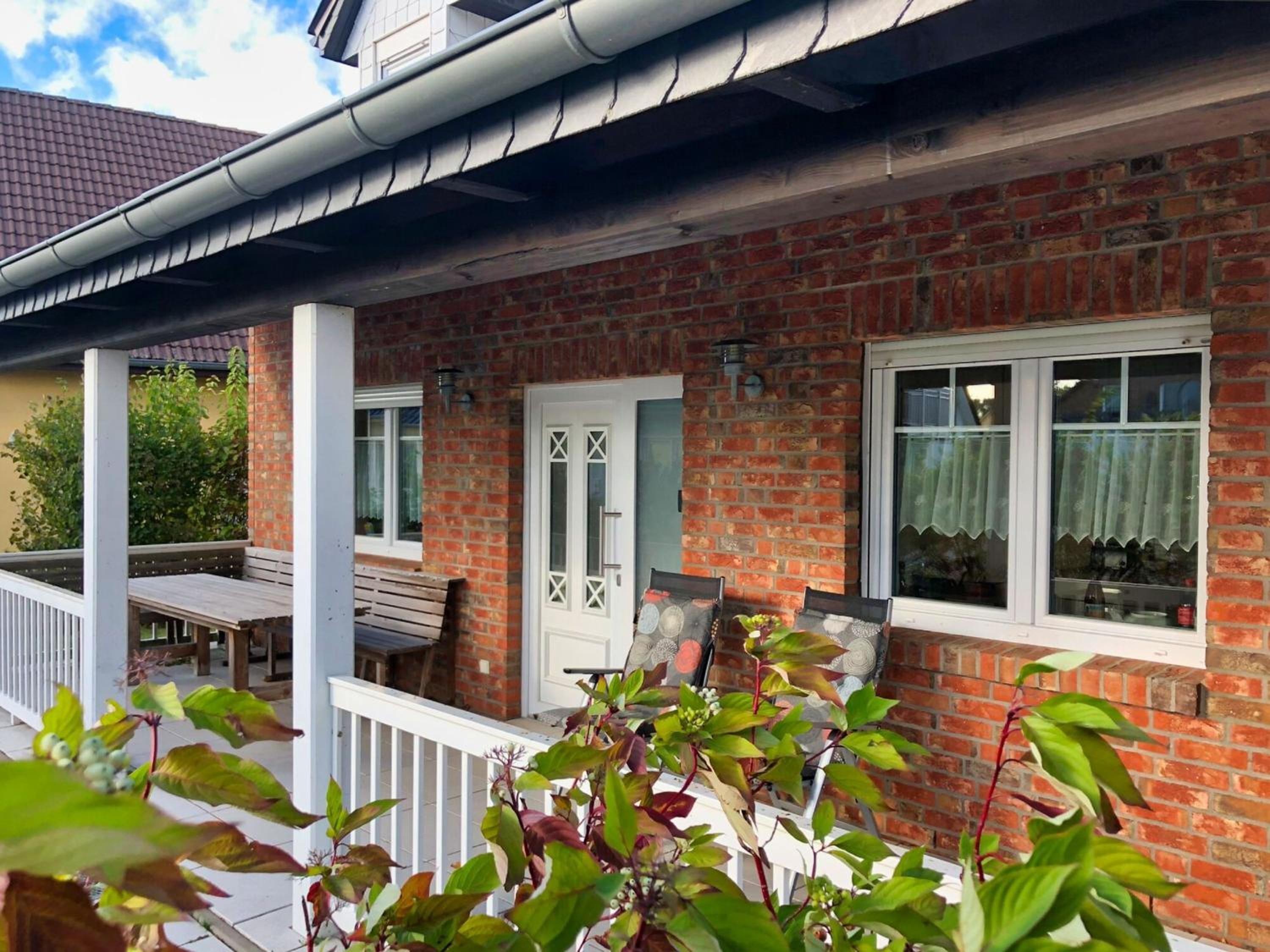 strandnahes Ferienhaus mit überdachter Terrasse und Kamin - Ferienhaus Lobbe