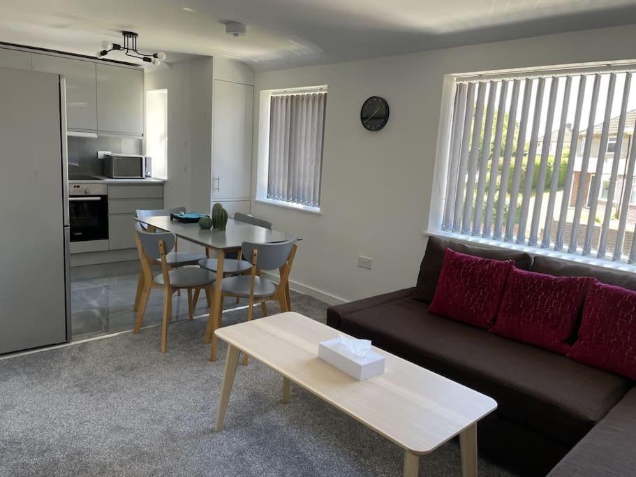 Paradigm House, Modern 2-Bedroom Duplex Apartment 2, Free Parking, Oxford view 5