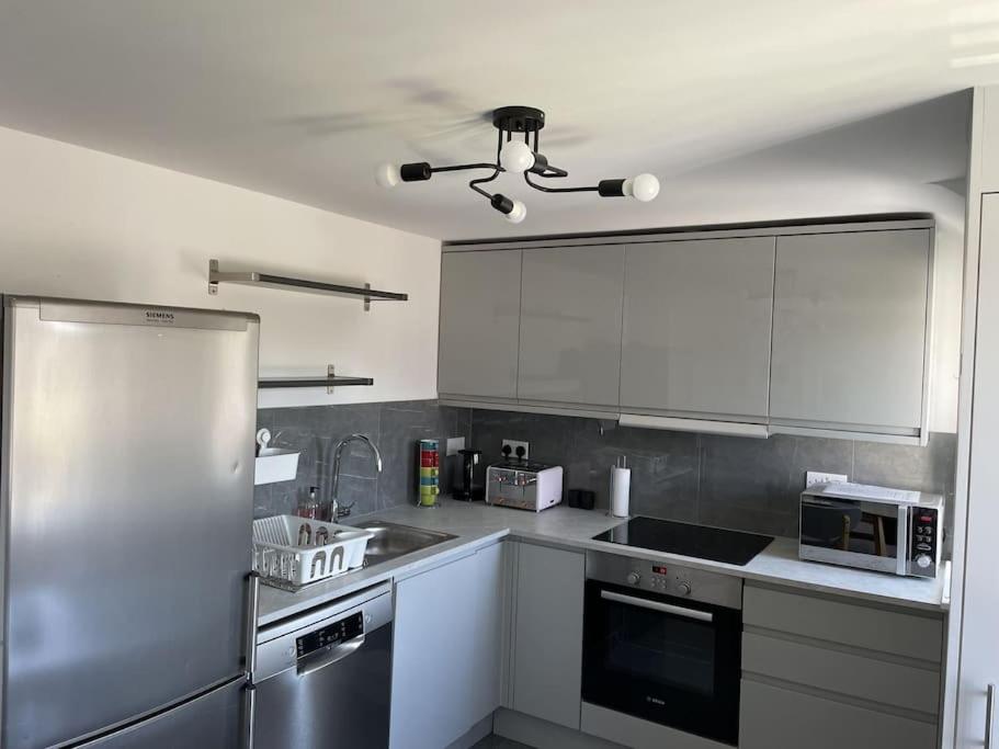 Paradigm House, Modern 2-Bedroom Duplex Apartment 2, Free Parking, Oxford view 4