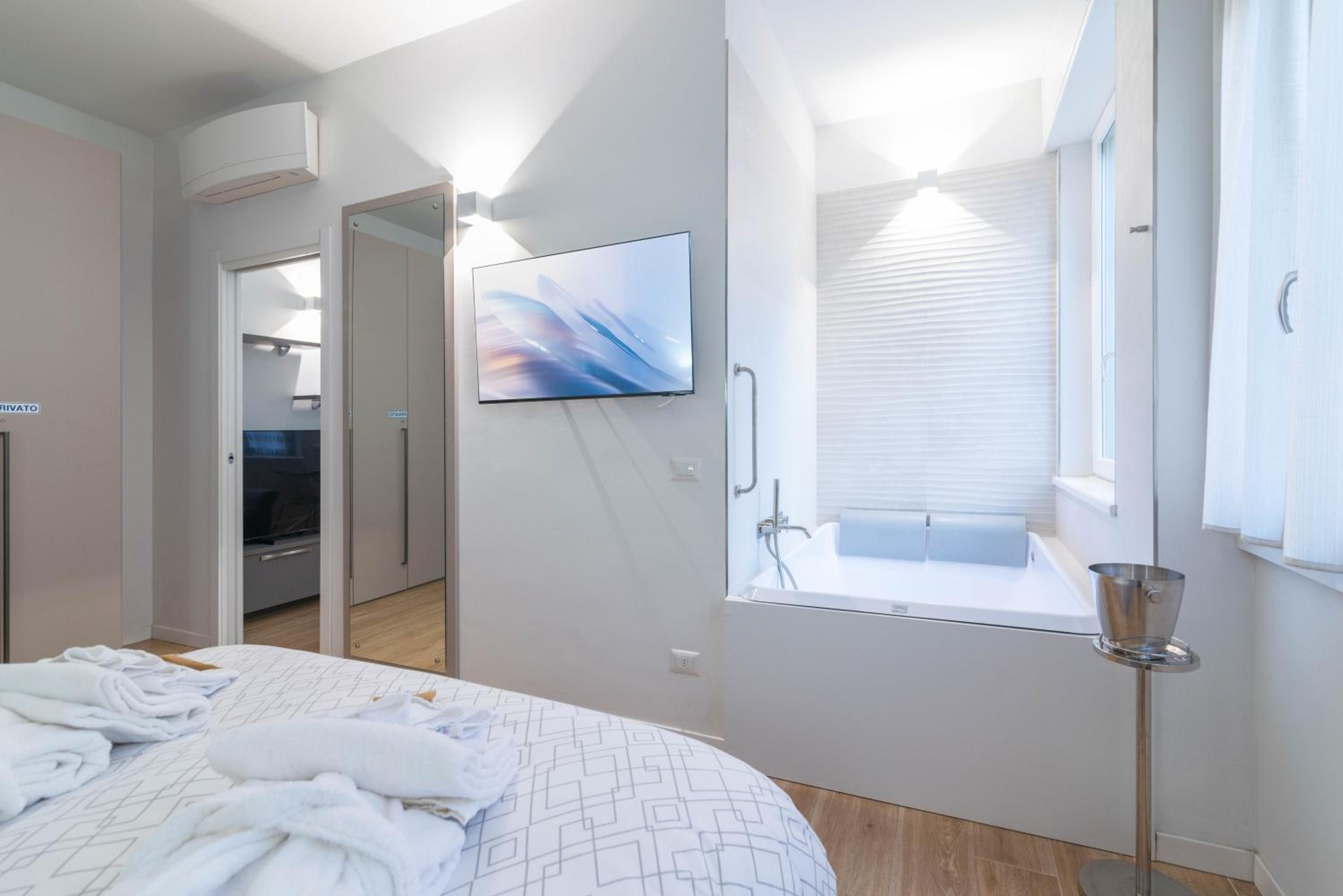 Vittoria Suite, con Jacuzzi - by Host4U view 2