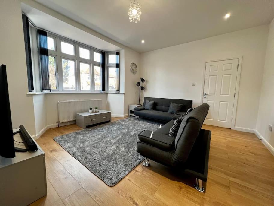 No1 Lux Apartment Nuneaton with Gated, Private Parking 3