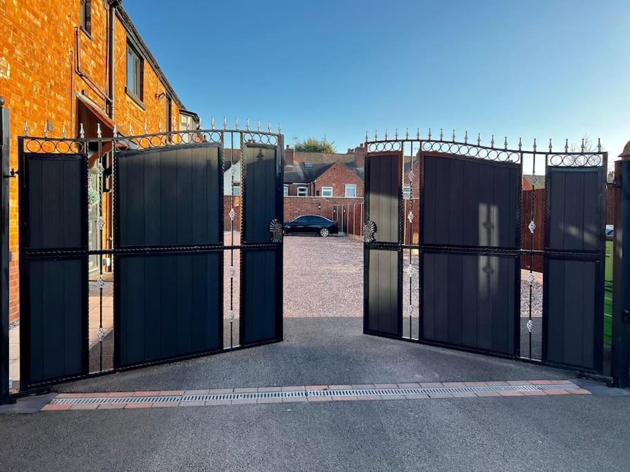 No1 Lux Apartment Nuneaton with Gated, Private Parking 4