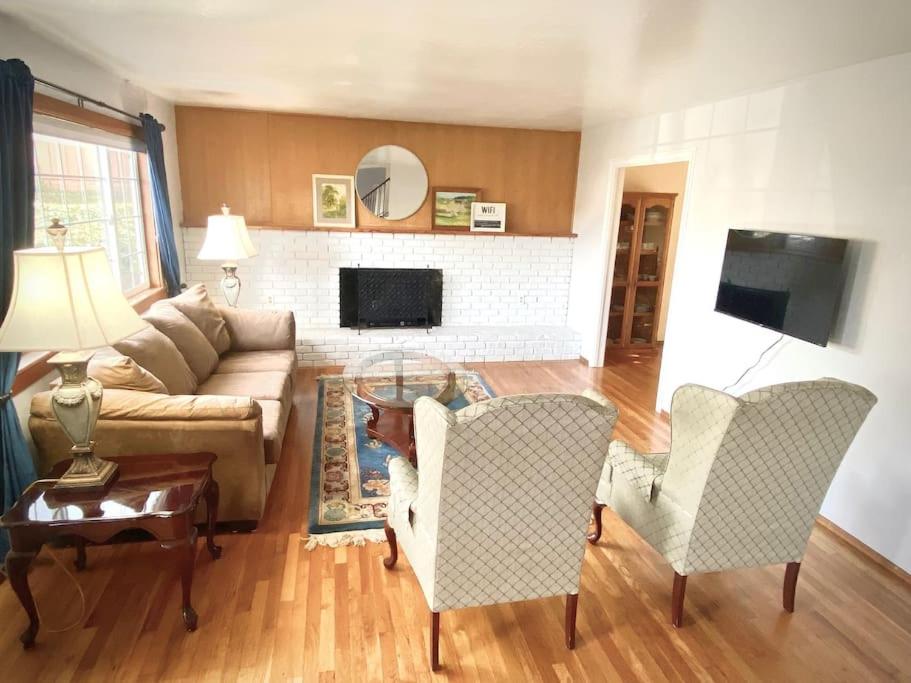 Charming 4B 2B Home In Exclusive Neighborhood of Eureka view 3