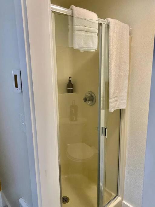 Ashland Vacations - Studio with King-Size Bed - Property Image 7