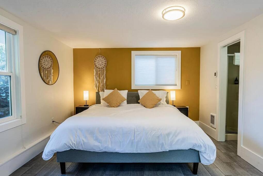 Ashland Vacations - Studio with King-Size Bed - Property Image 5
