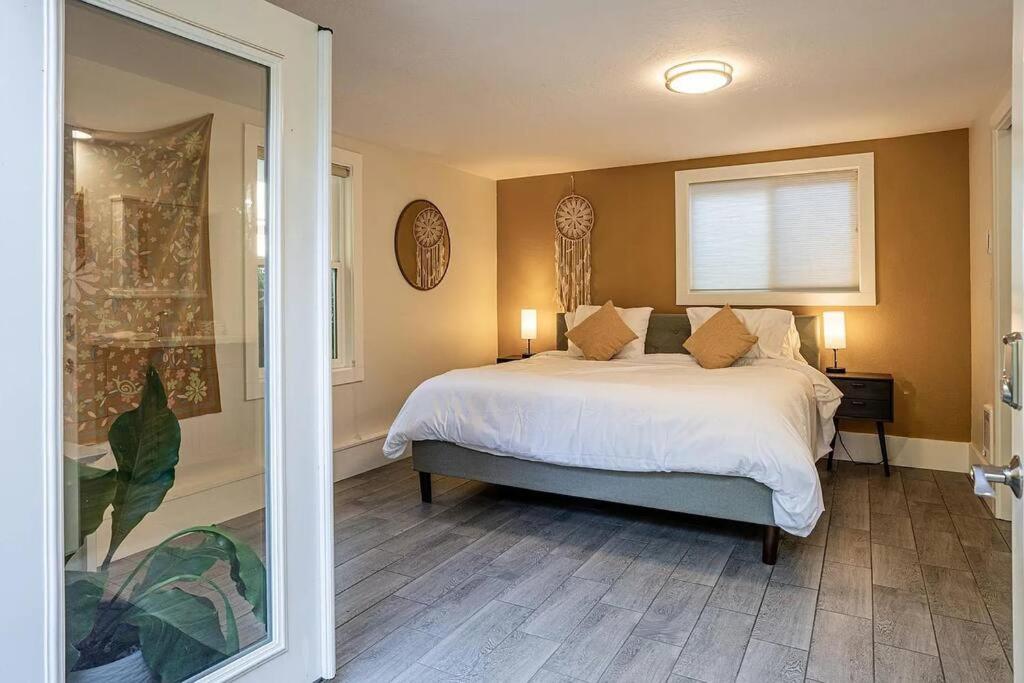 Ashland Vacations - Studio with King-Size Bed - Property Image 6