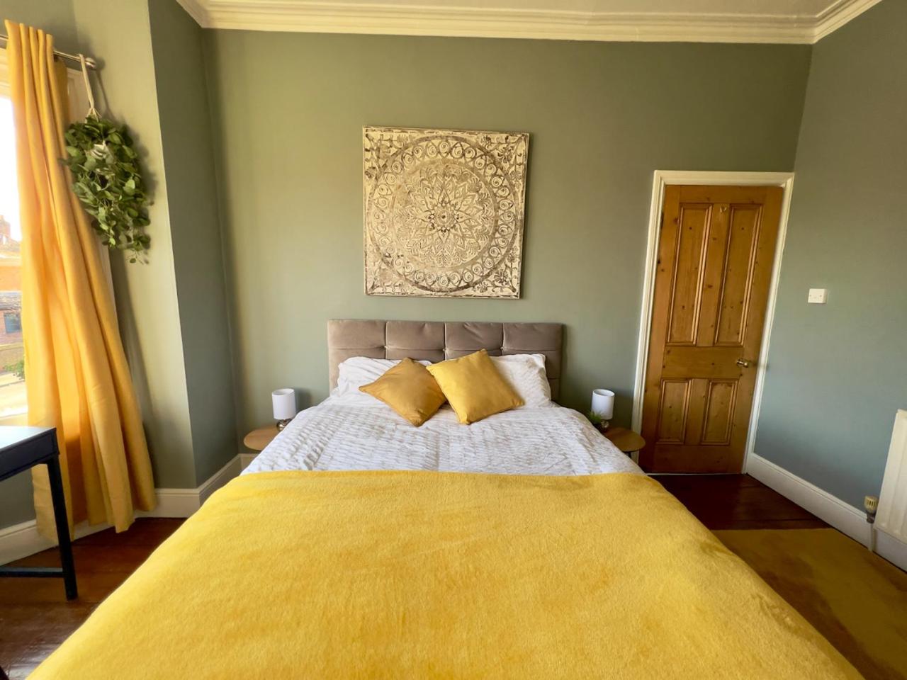 Stylish 4 bed house with parking in central Norwich view 2