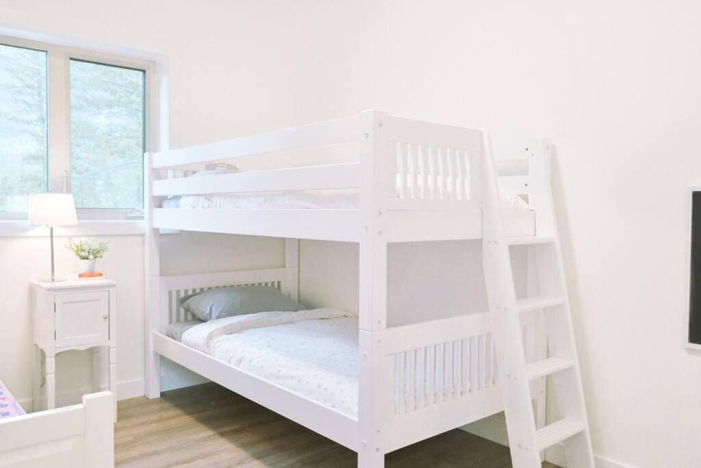 Oasis Getaway, Mins to Lake, King Bed, Dbl Garage